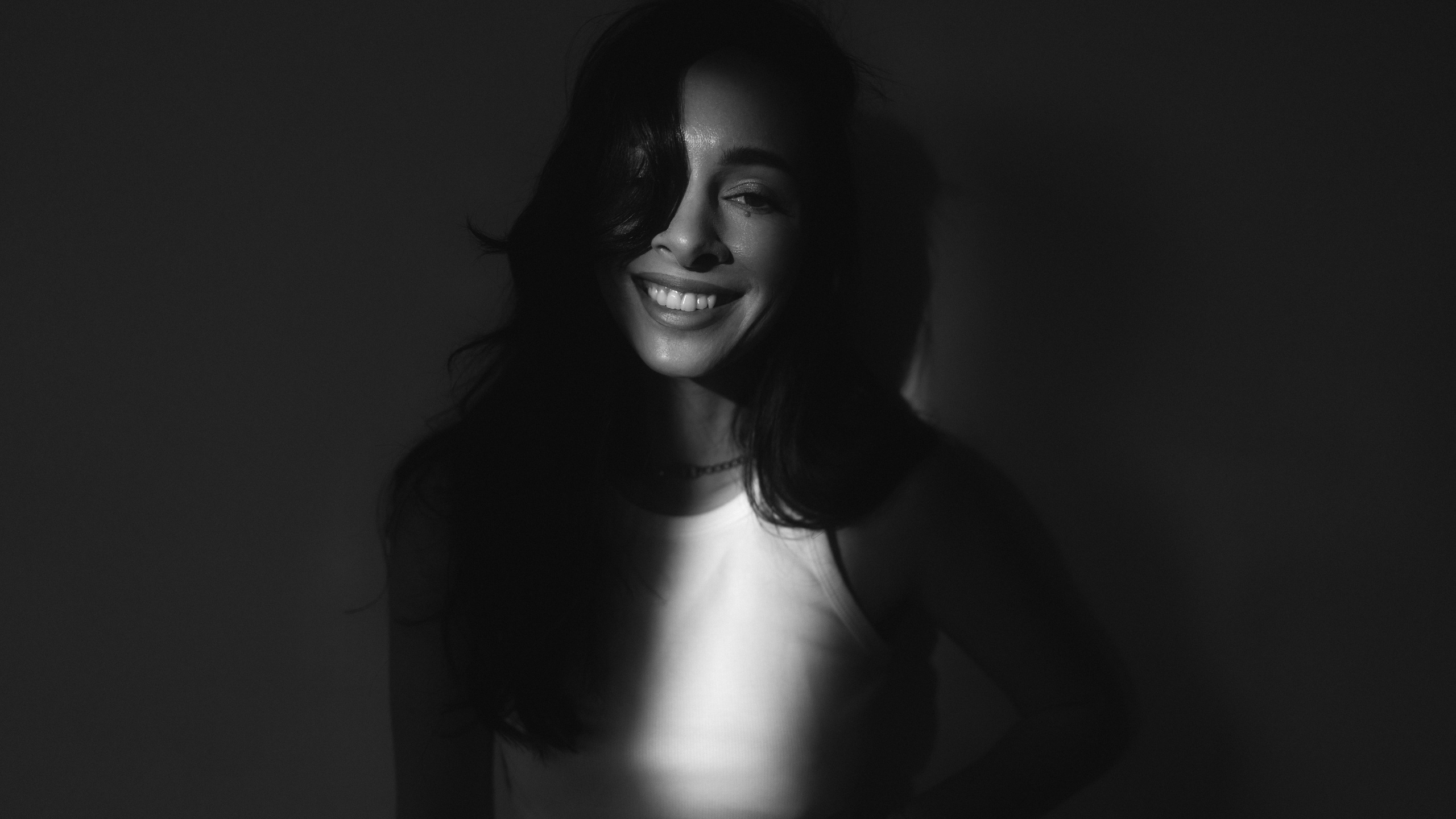 Женская портретная чб фотосессия в студии на циклораме в Казани