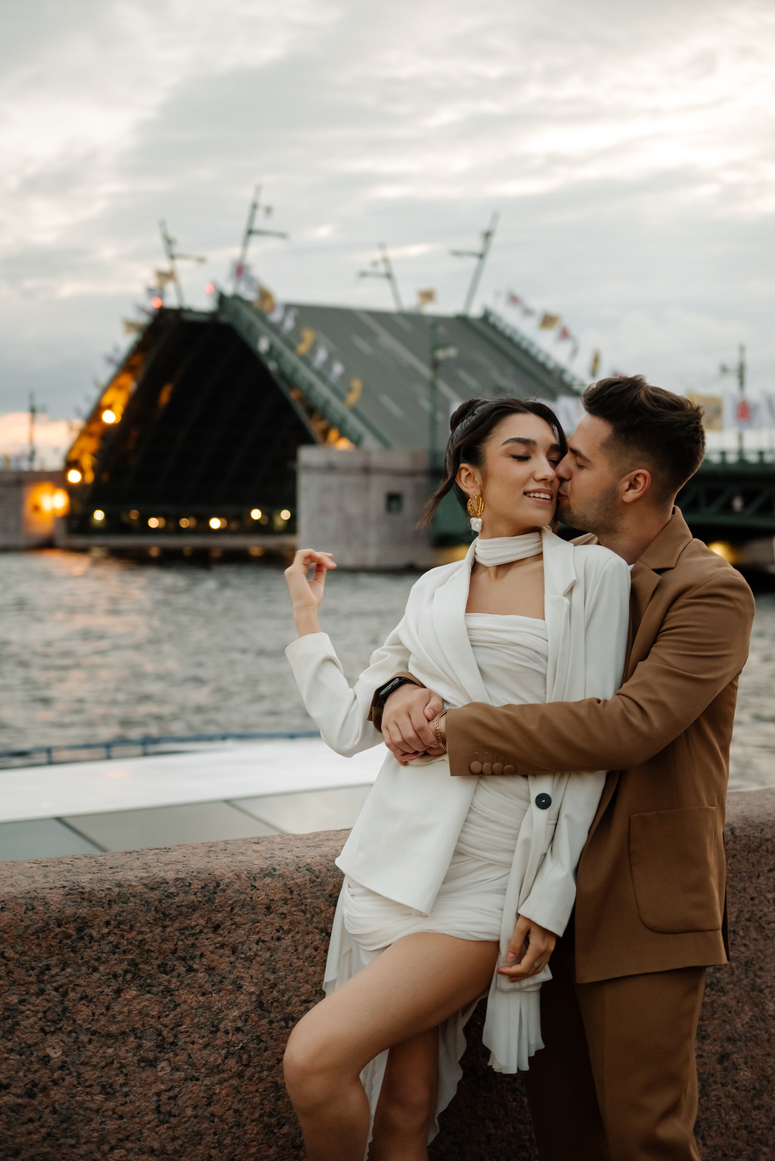 Свадебная фотосессия на&nbsp;мосту, белые ночи