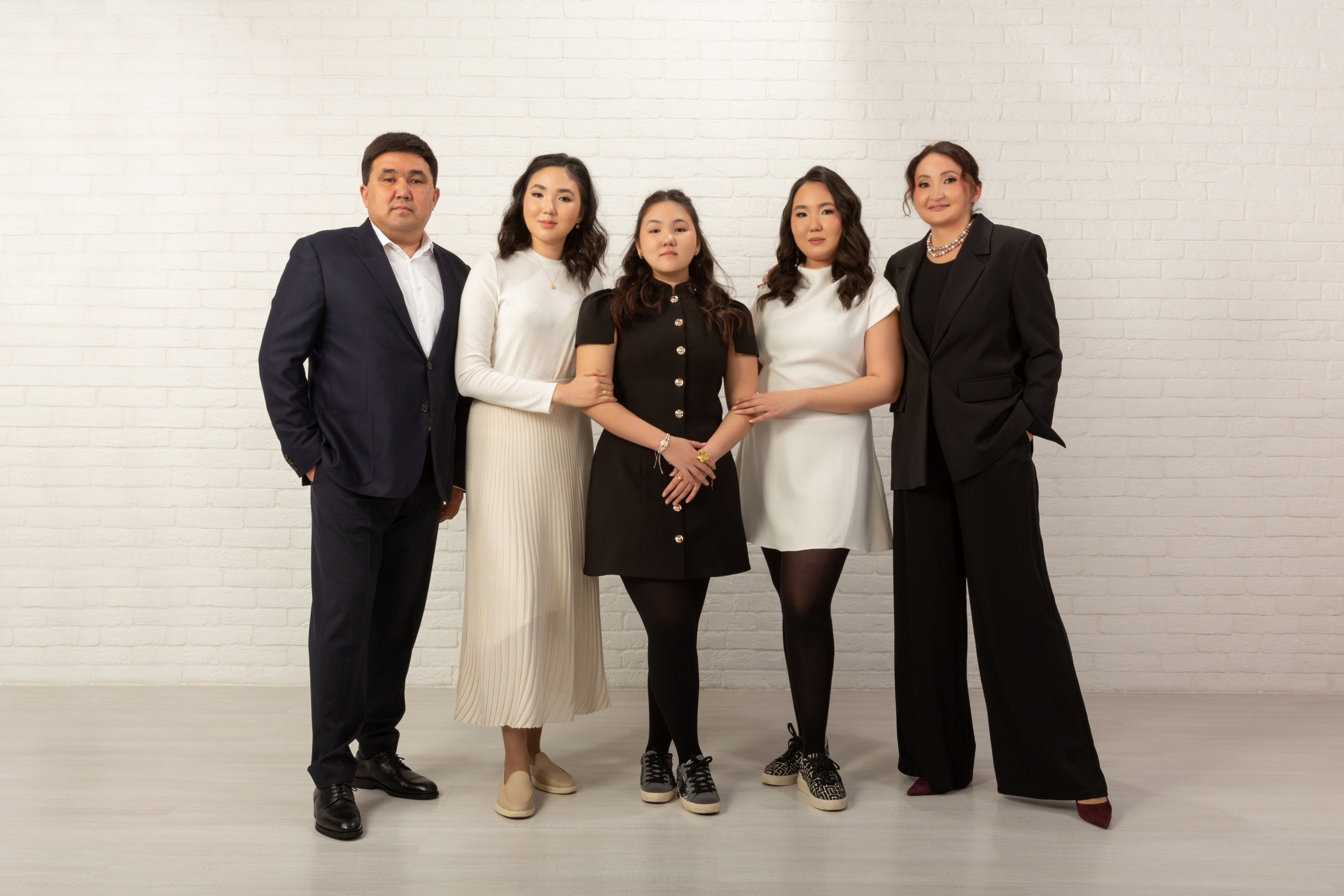 Фотосессия для большой семьи Алматы. Фотостудия Алматы. Семейная и детская фотостудия Family studio.Фотограф Алматы