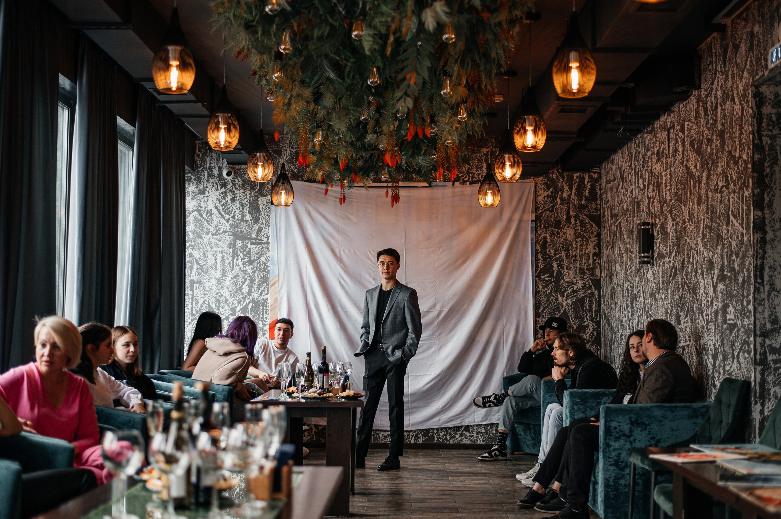 Презентация картины Карима в Париже. Фотограф Нижний Новгород