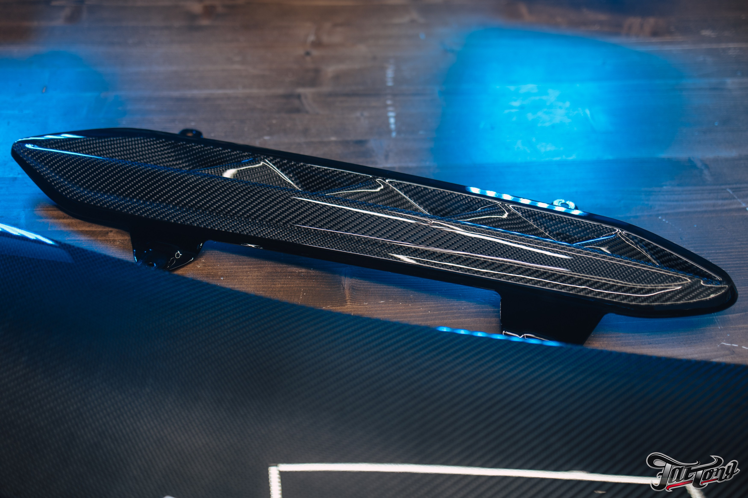 Lamborghini Urus ламинация карбоном вставок в капот, спойлеров, крышки багажника и зеркал. DeLorein