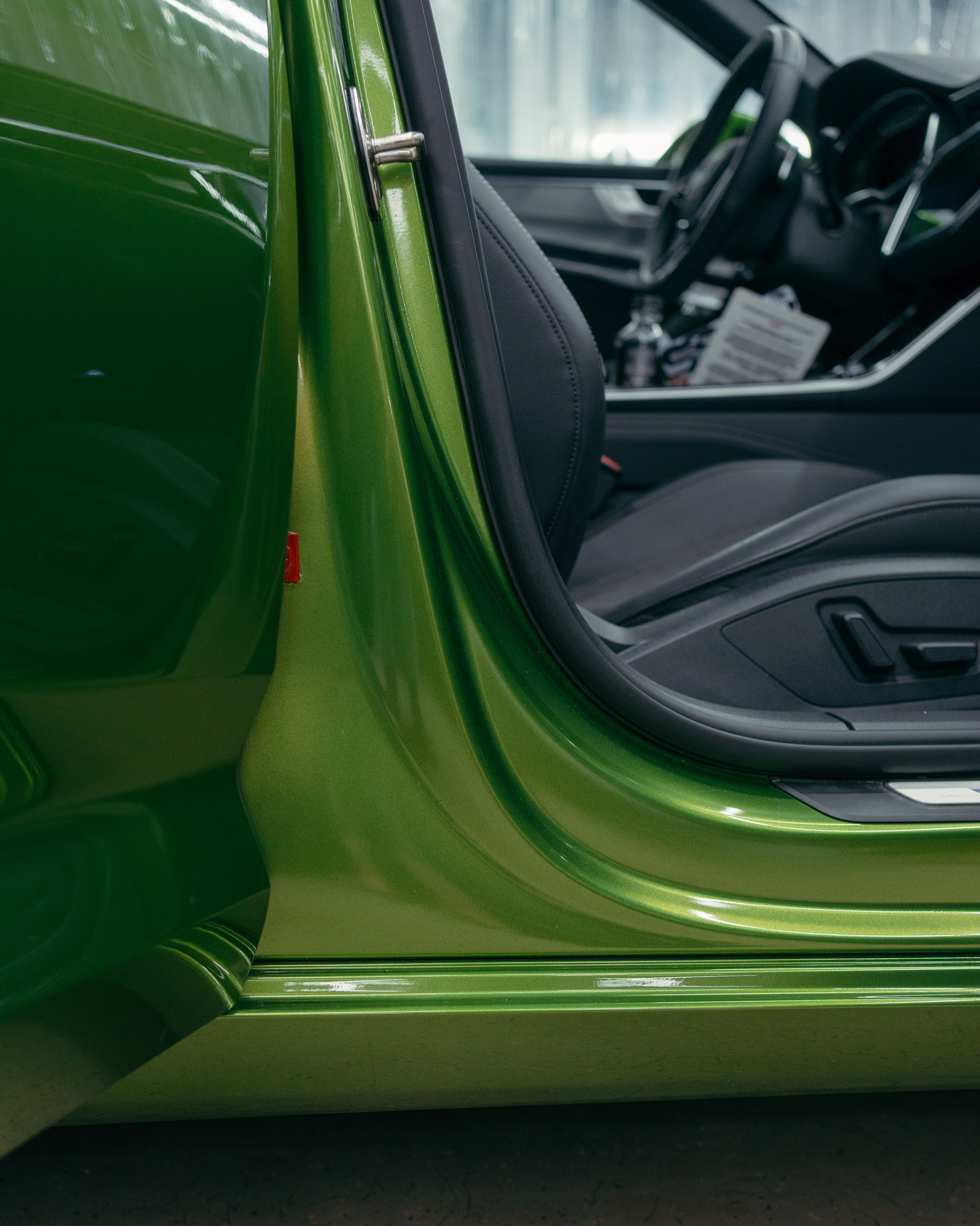 Audi A6 2 раза поменяла цвет, оклейка с проемами в зеленый и преклейка в серый. DeLorein