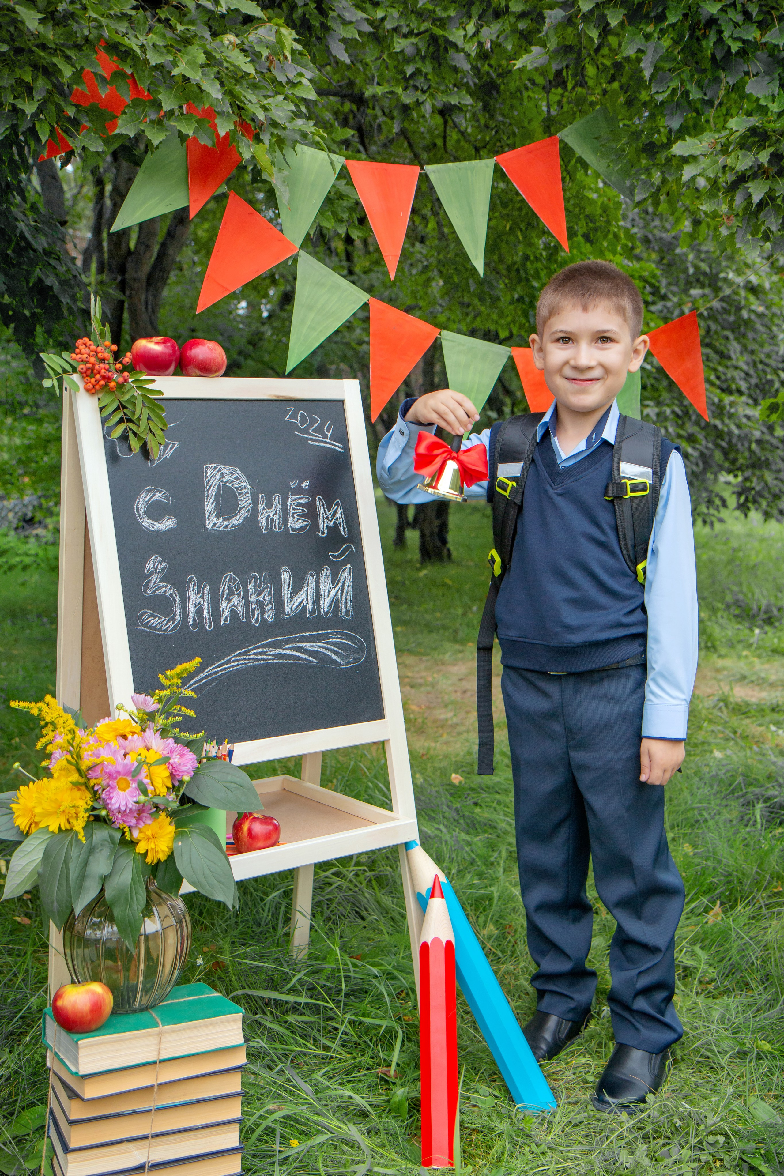 Школьная фотосессия на улице. Фотограф в Шелехове, лучшие выпускные альбомы в Шелехове