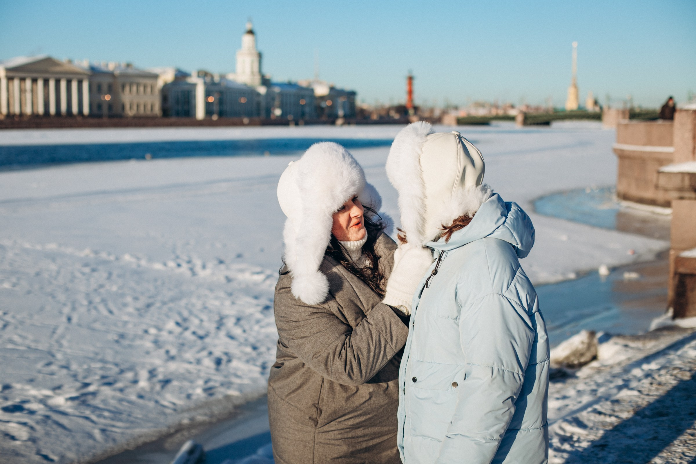 Анна с семьей в феврале. Фотопрогулка в Петербурге. Индивидуальный и семейный фотограф в Санкт-Петербурге