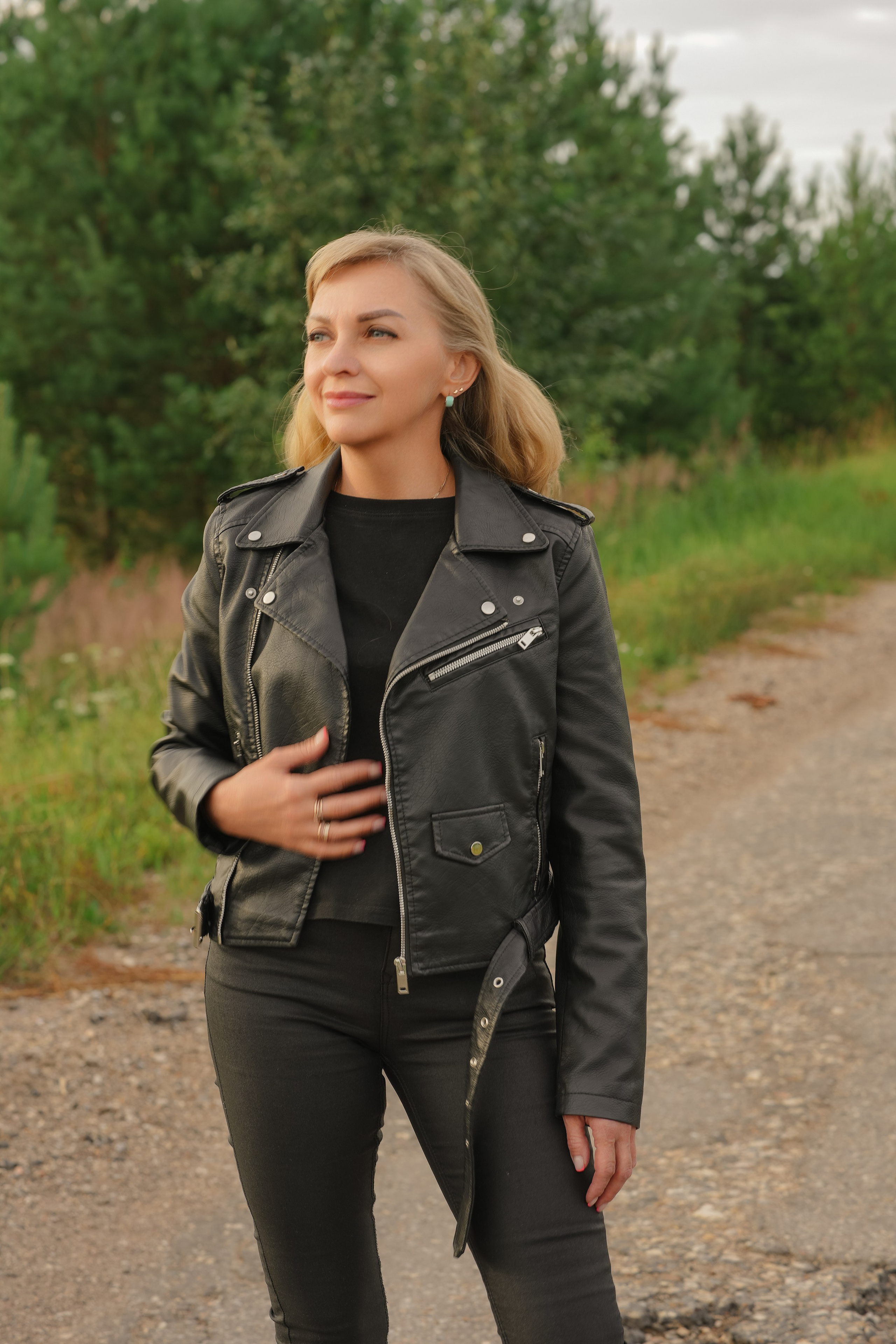 Девушка с мопедом Блондинка с мопедом Летник съемки