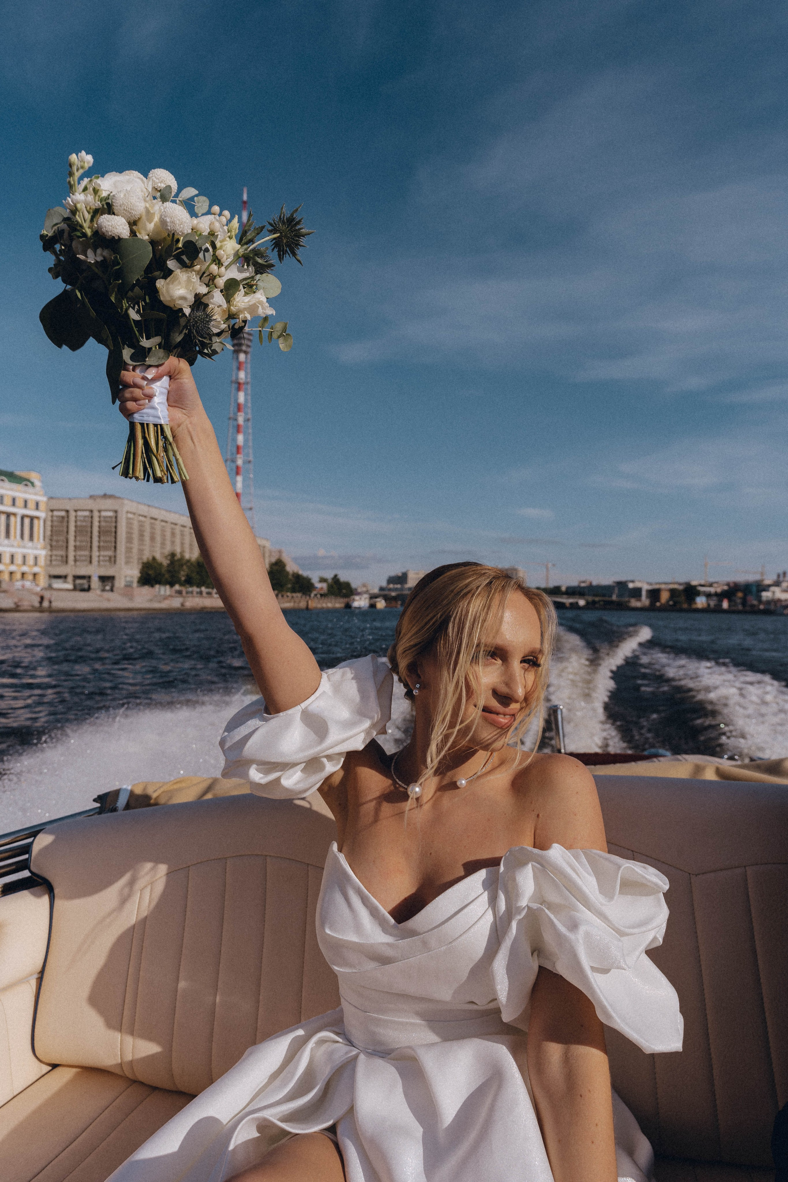 СВАДЕНБНАЯ СЬЕМКА НА КАТЕРЕ ПО КАНАЛАМ САНКТ-ПЕТЕРБУРГА И В АКВАТОРИИ НЕВЫ. Профессиональный фотограф, Санкт-Петербург — Виктория Богомолова