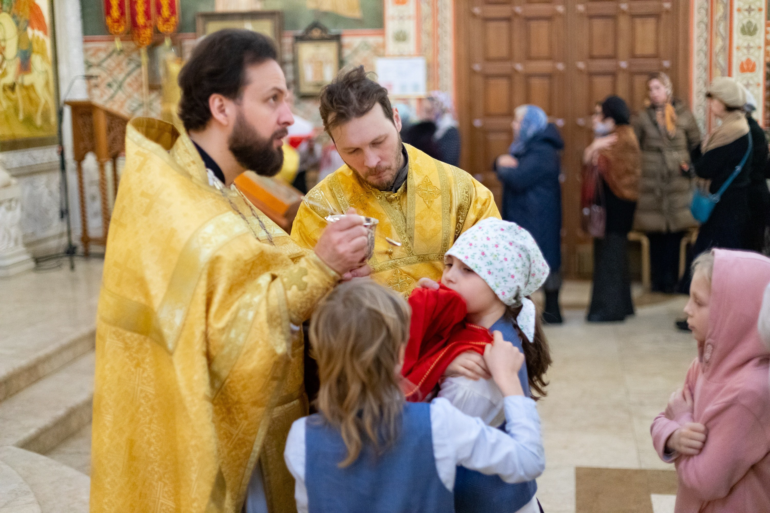 Праздничное богослужение Святителю Николаю 19 декабря. Интерьерный фотограф в Москве Роман Потапов