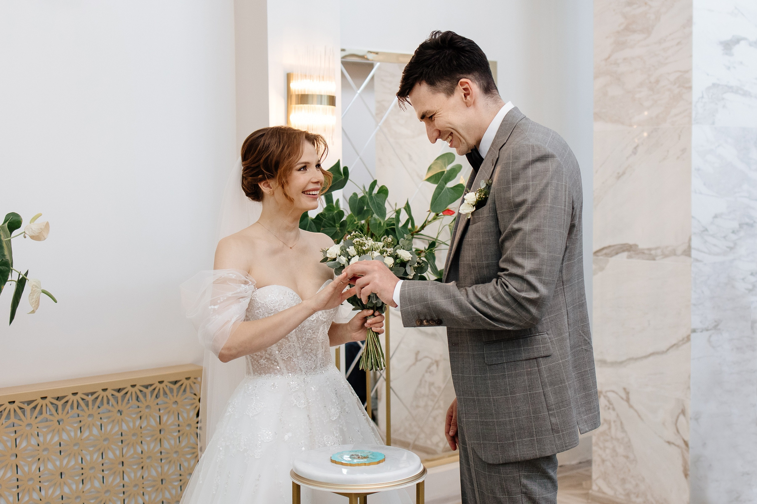 Свадебное утро в Hyatt Regency Хаятт Редженси, свадебная прогулка на Арме и банкет в О’Шалей. Свадебный и семейный фотограф Екатерина Иванова