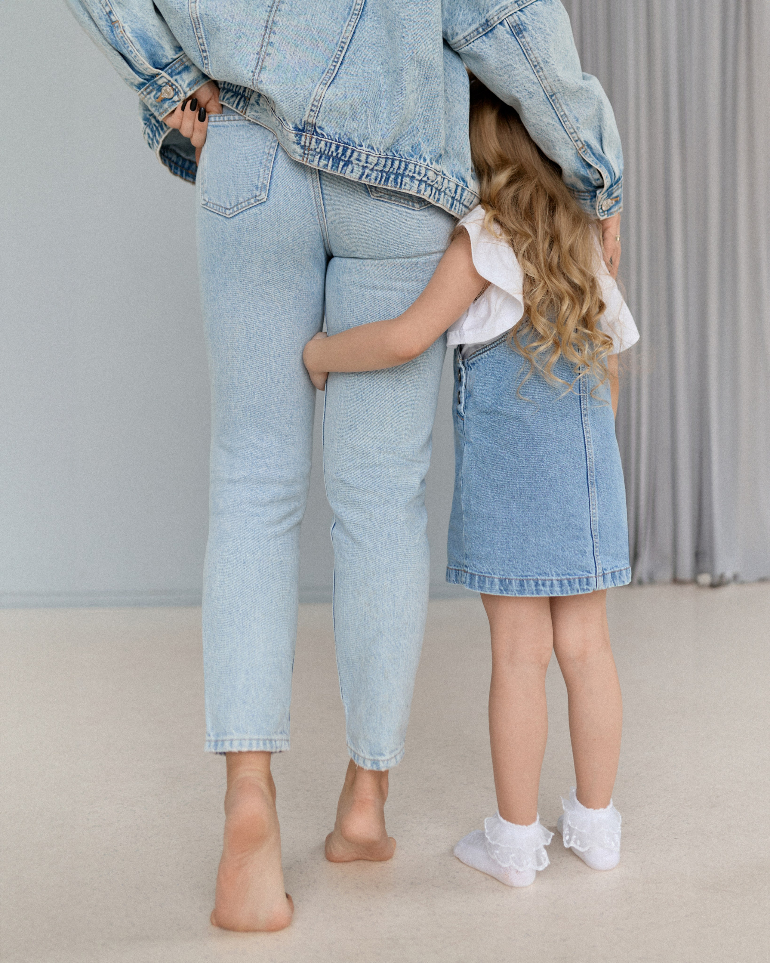 Семейная съемка в фотостудии. Сестры Карабаза. Фотографы и ретушеры в Москве и Санкт-Петербурге