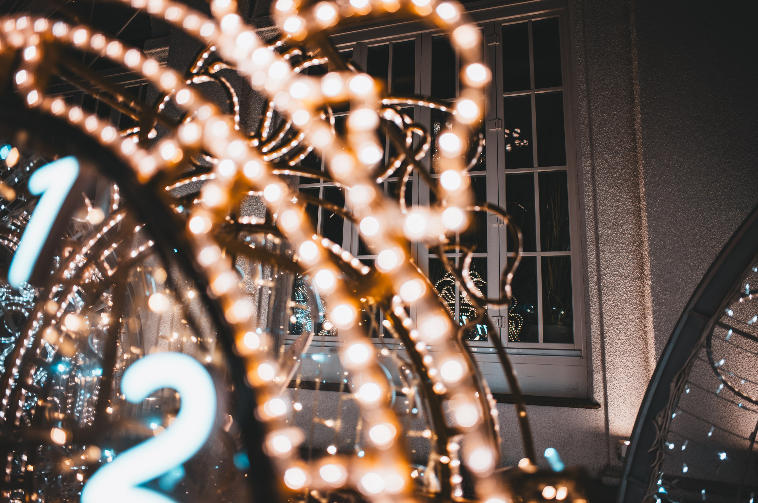 Новогодние декорации в виде часов на Патриках ночью