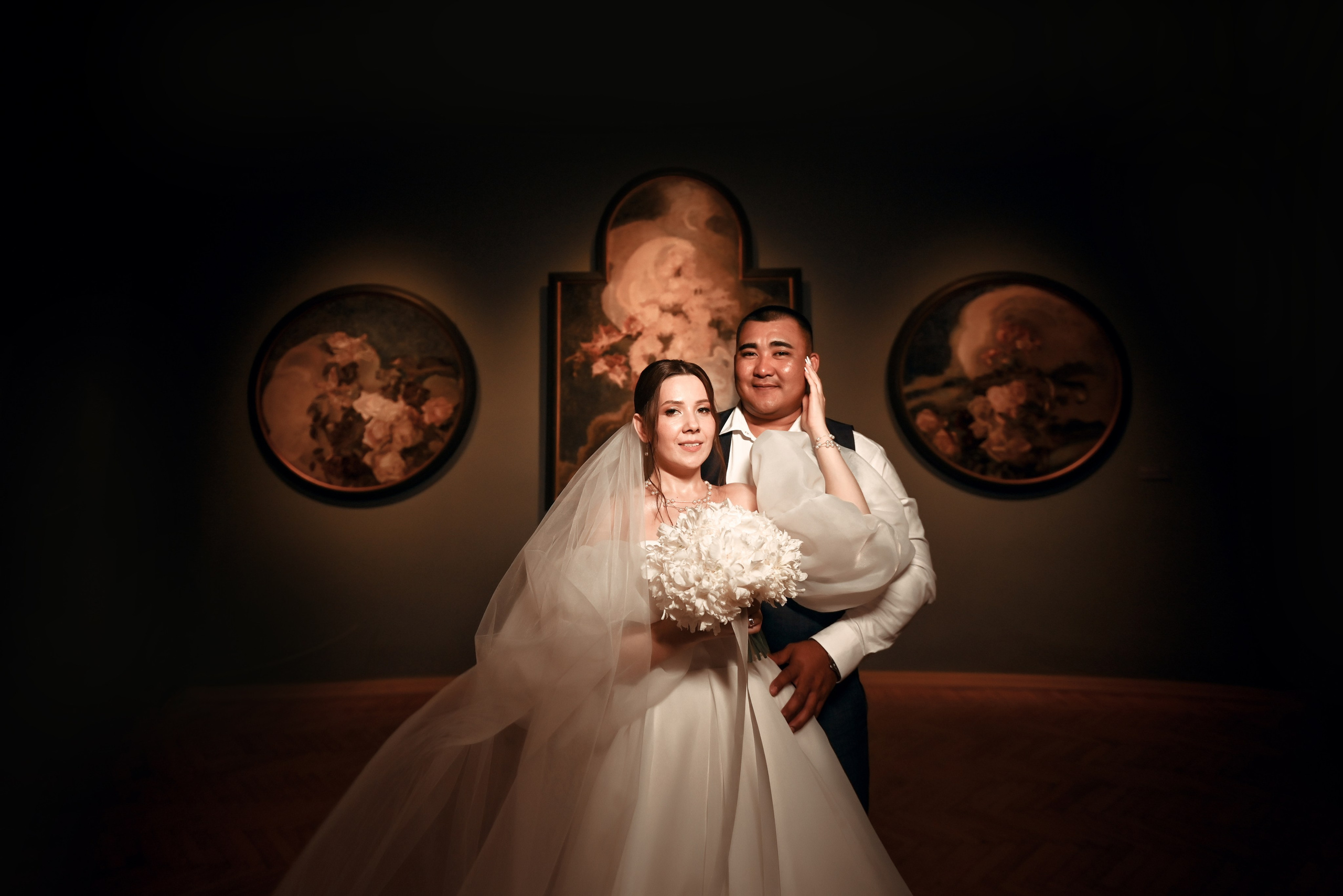 Небольшая свадебная серия в музее и прогулкой под дождем Эльмиры и Ризата. Свадебный, семейный, детский, контент фотограф в Омске Максим Ильин