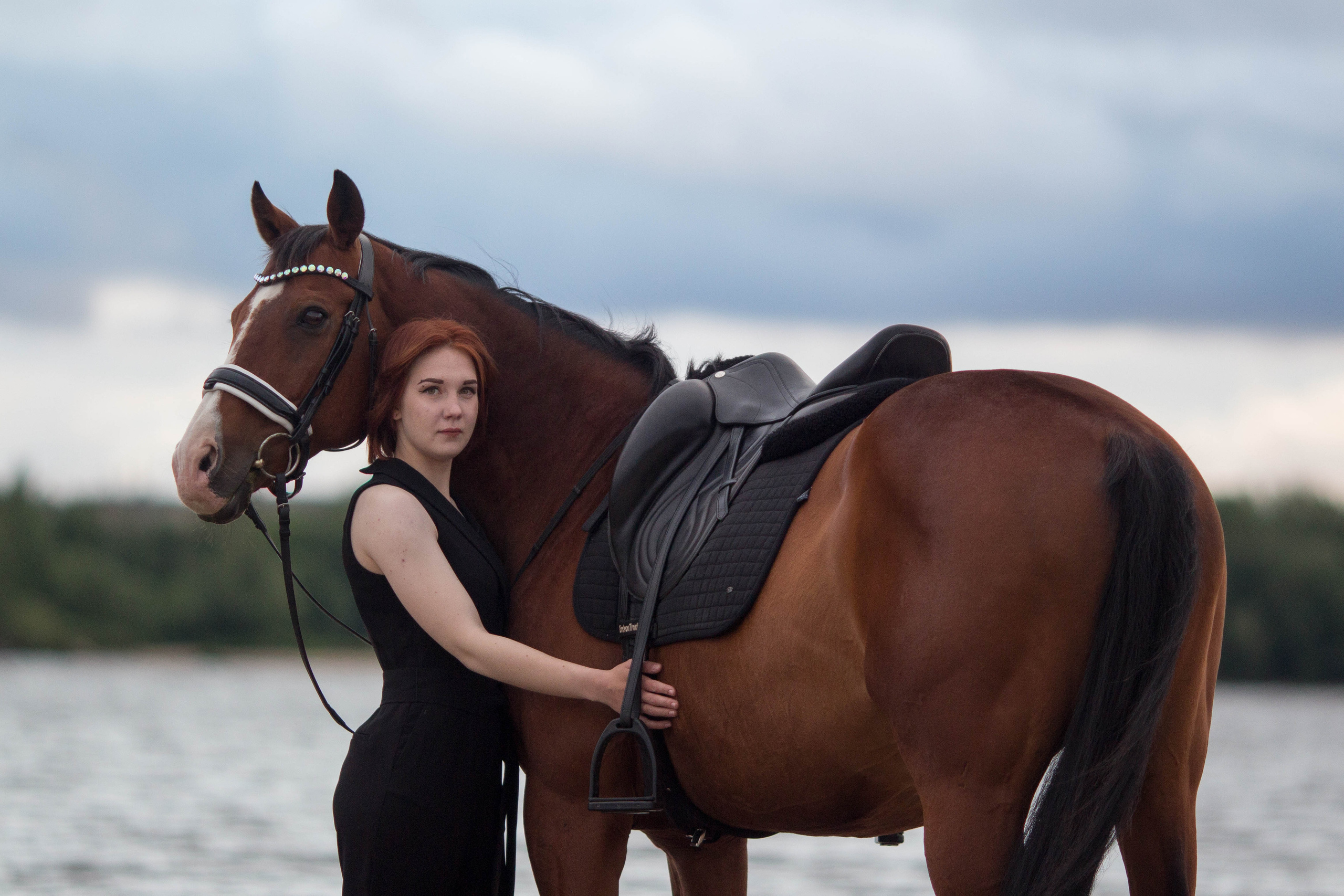 Фото с лошадью в желтом платье