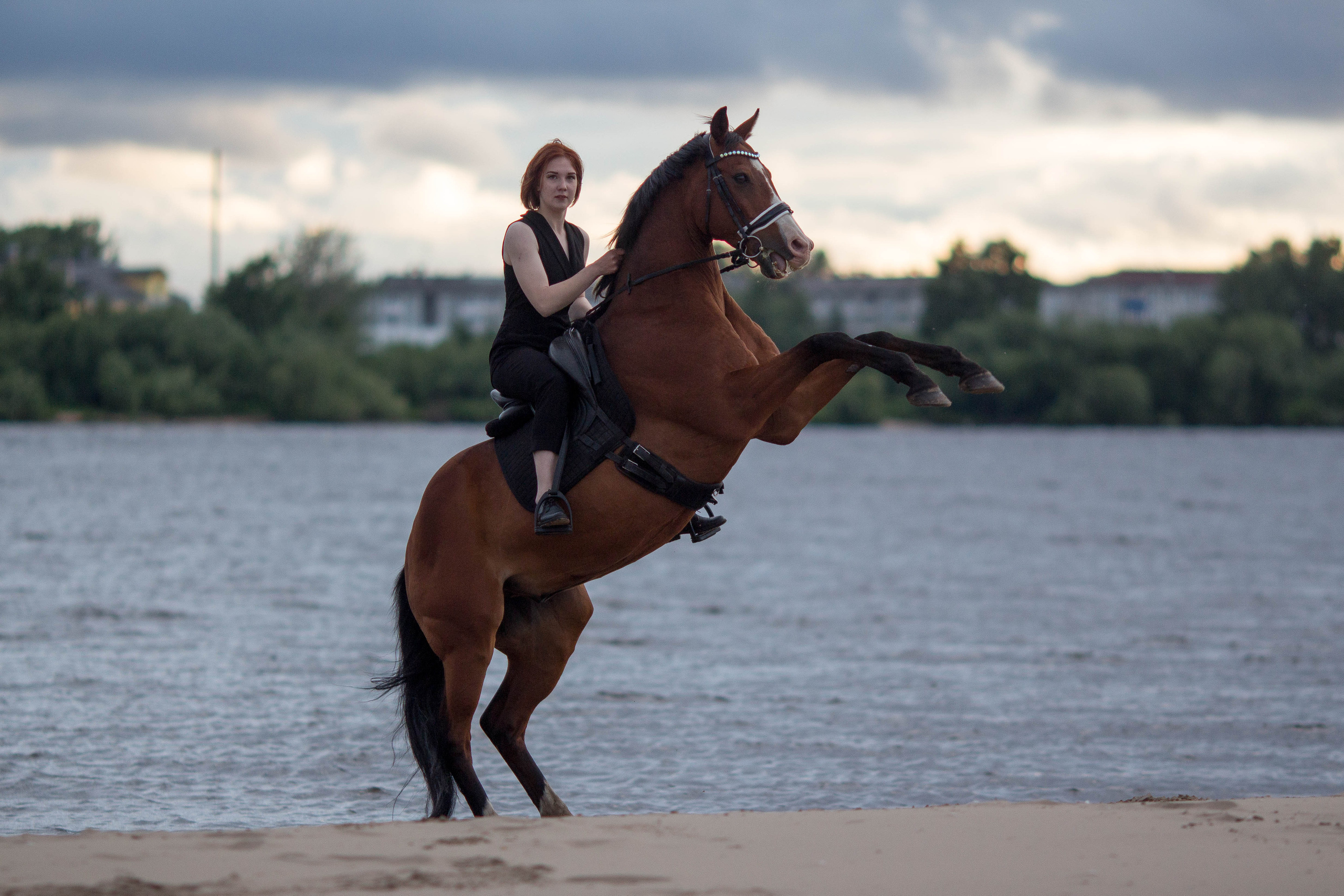 Фото с лошадью в желтом платье