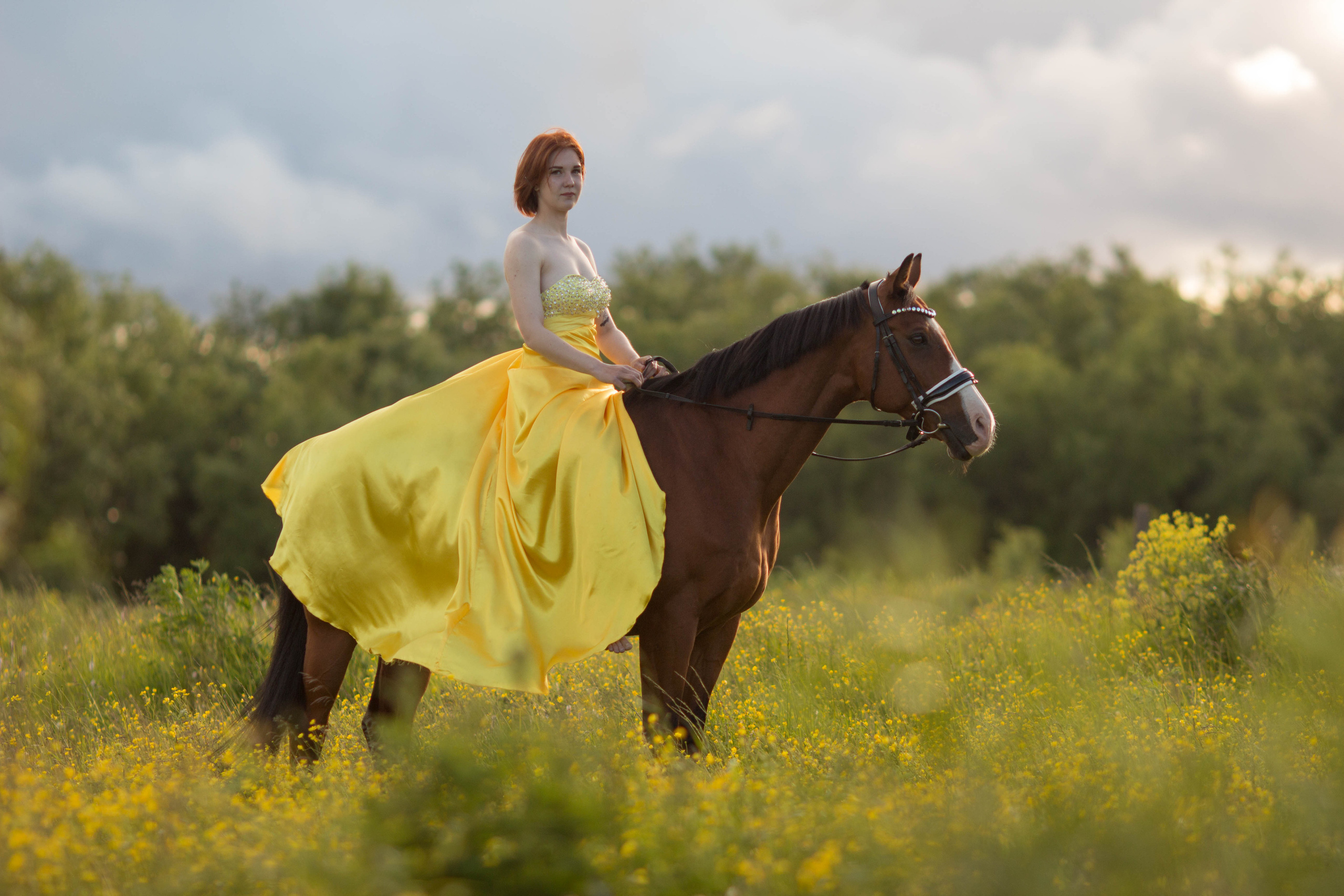 Фото с лошадью в желтом платье