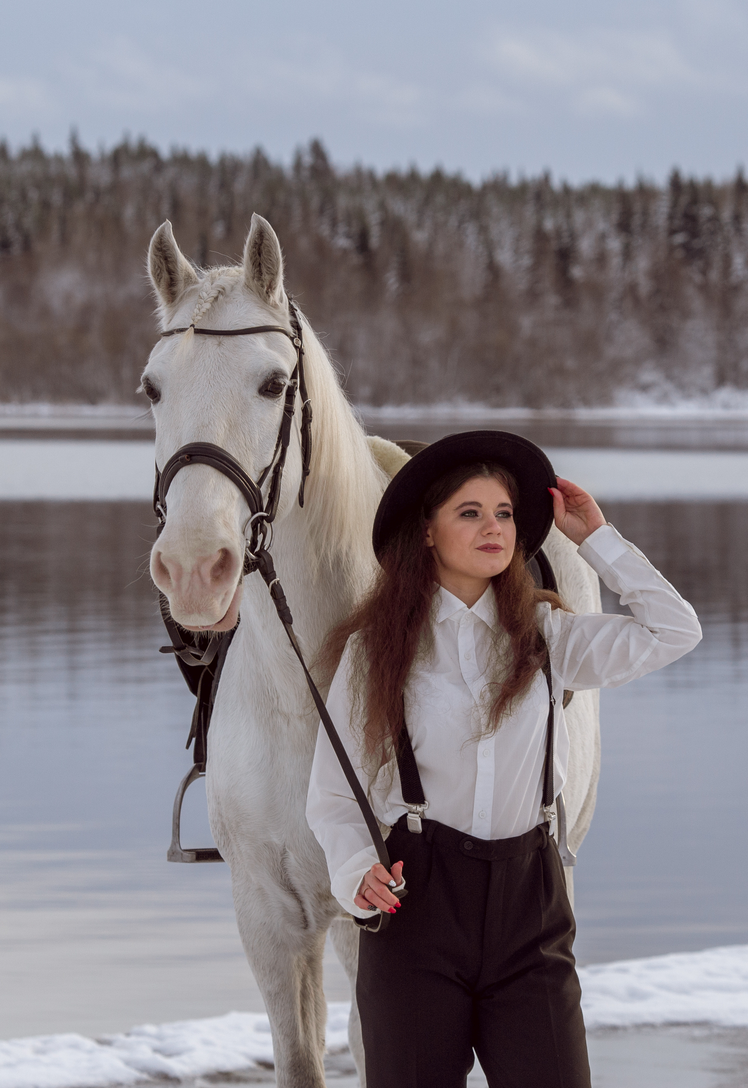 Фотосессия с лошадью на фоне зимнего озера