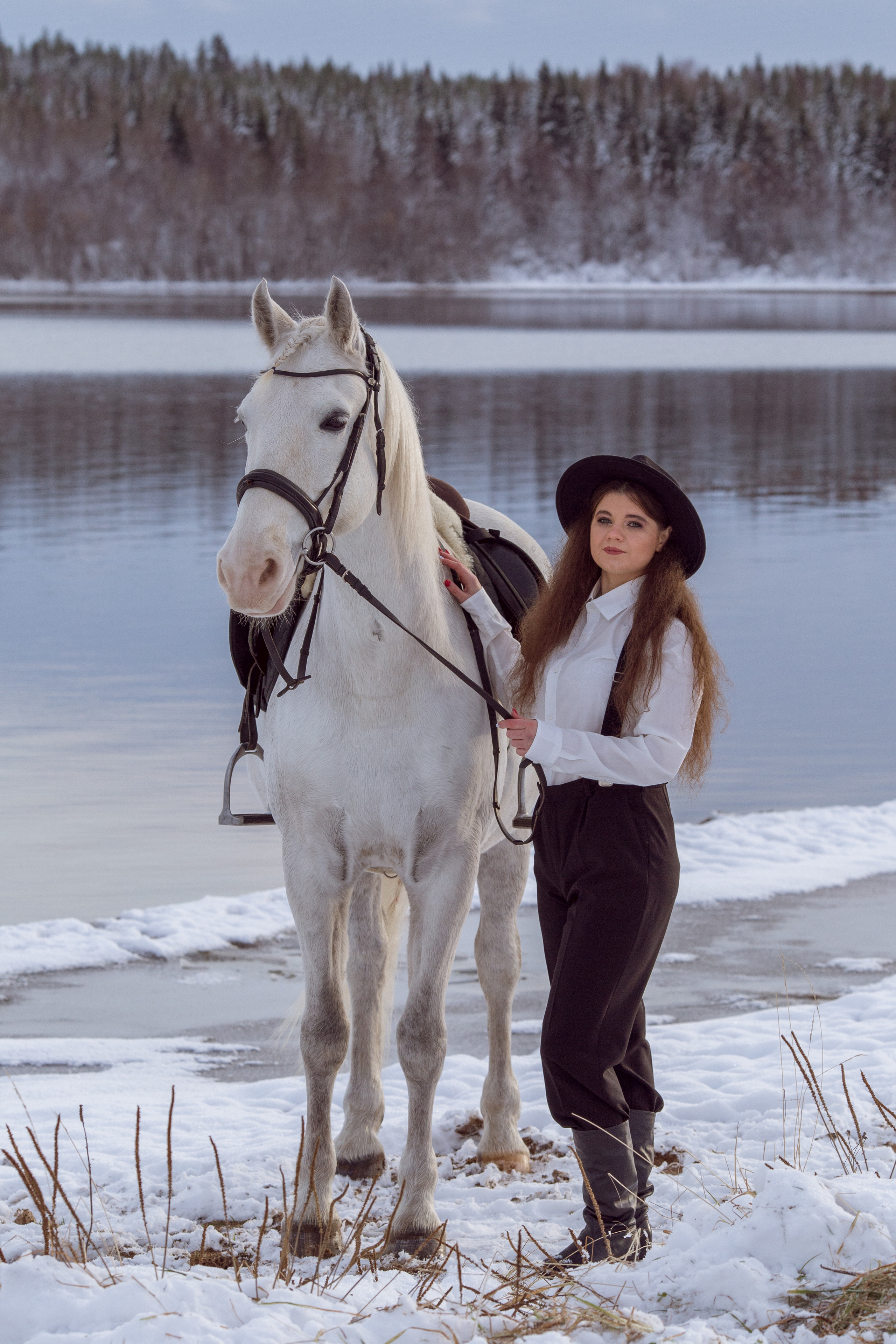 Фотосессия с лошадью на фоне зимнего озера