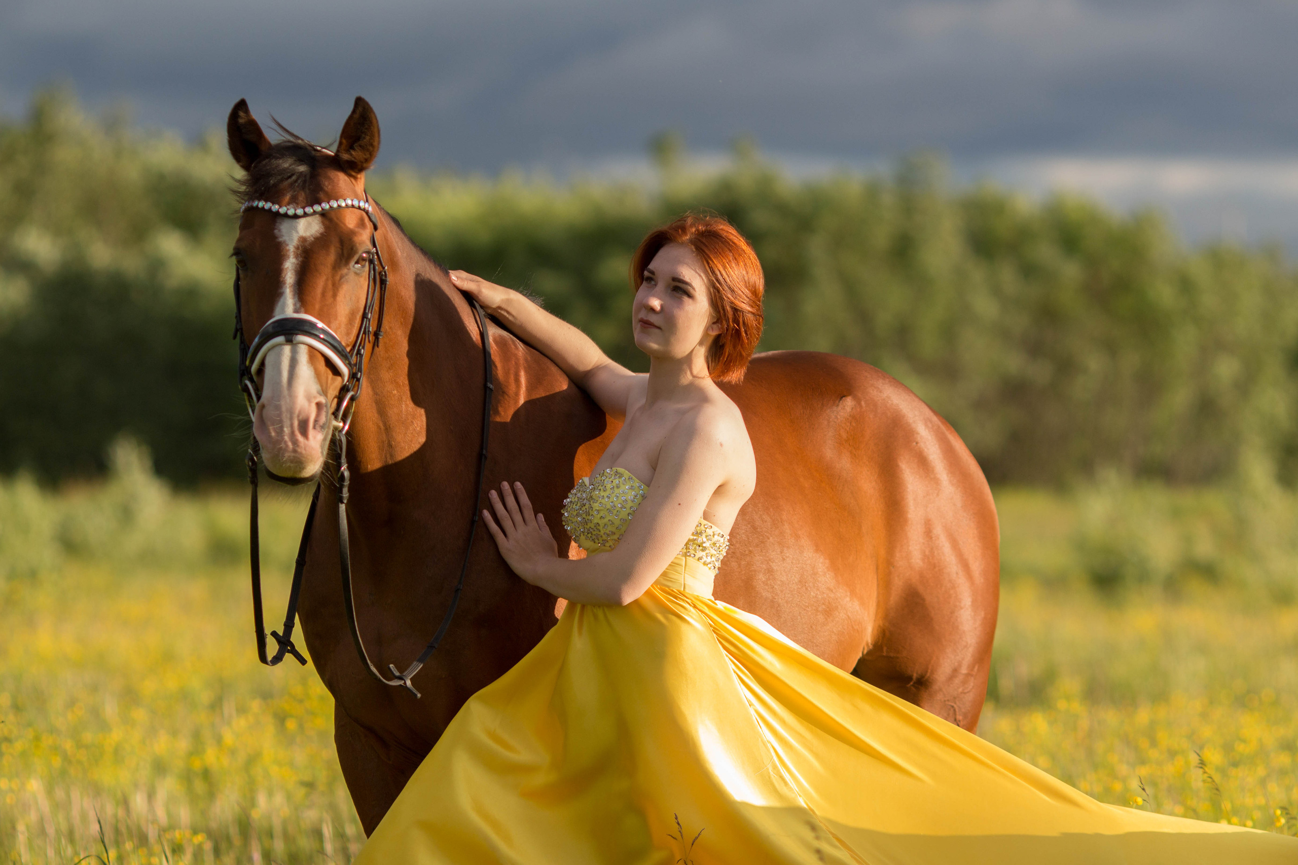Фото с лошадью в желтом платье