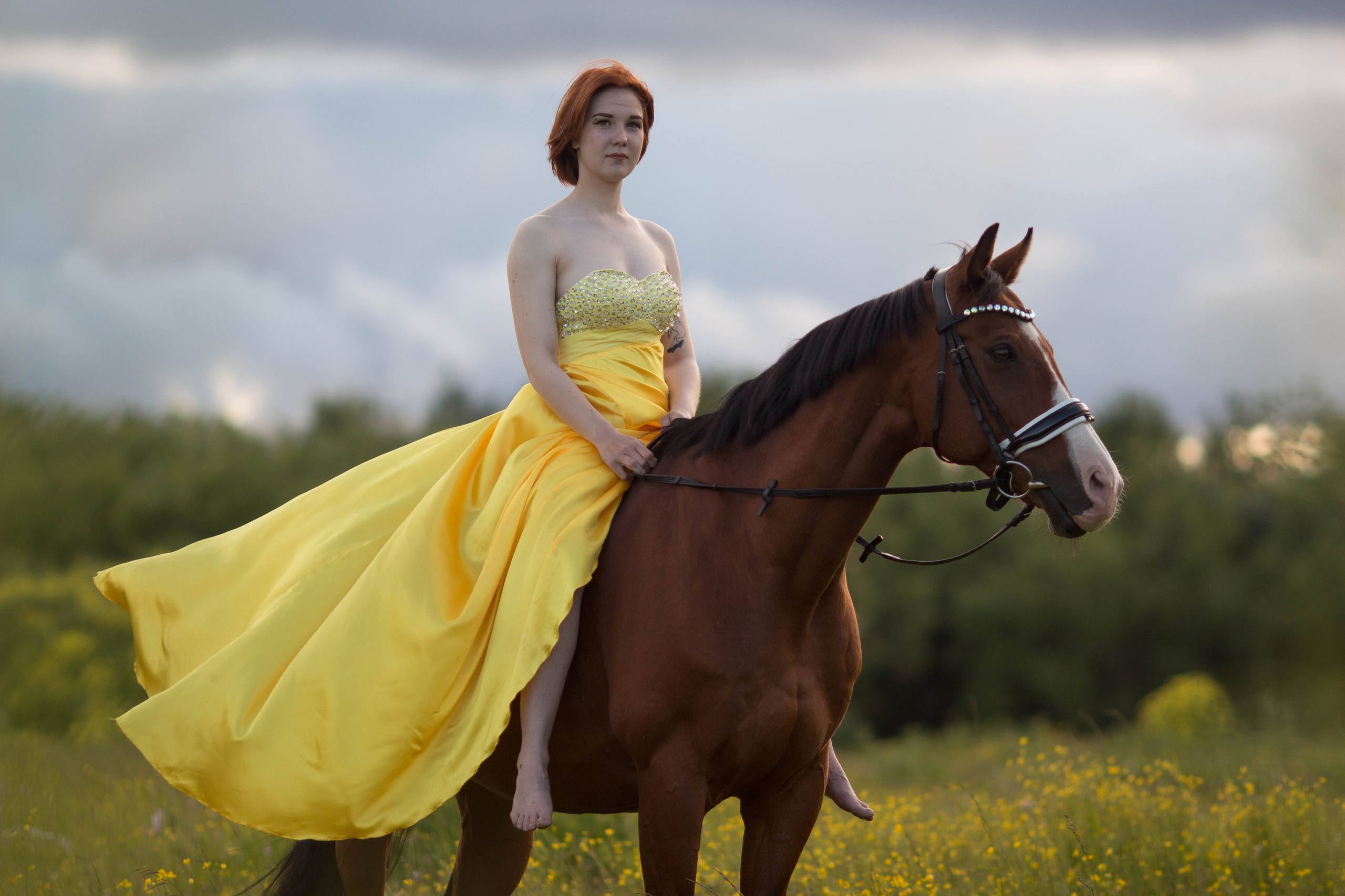 Фото с лошадью в желтом платье