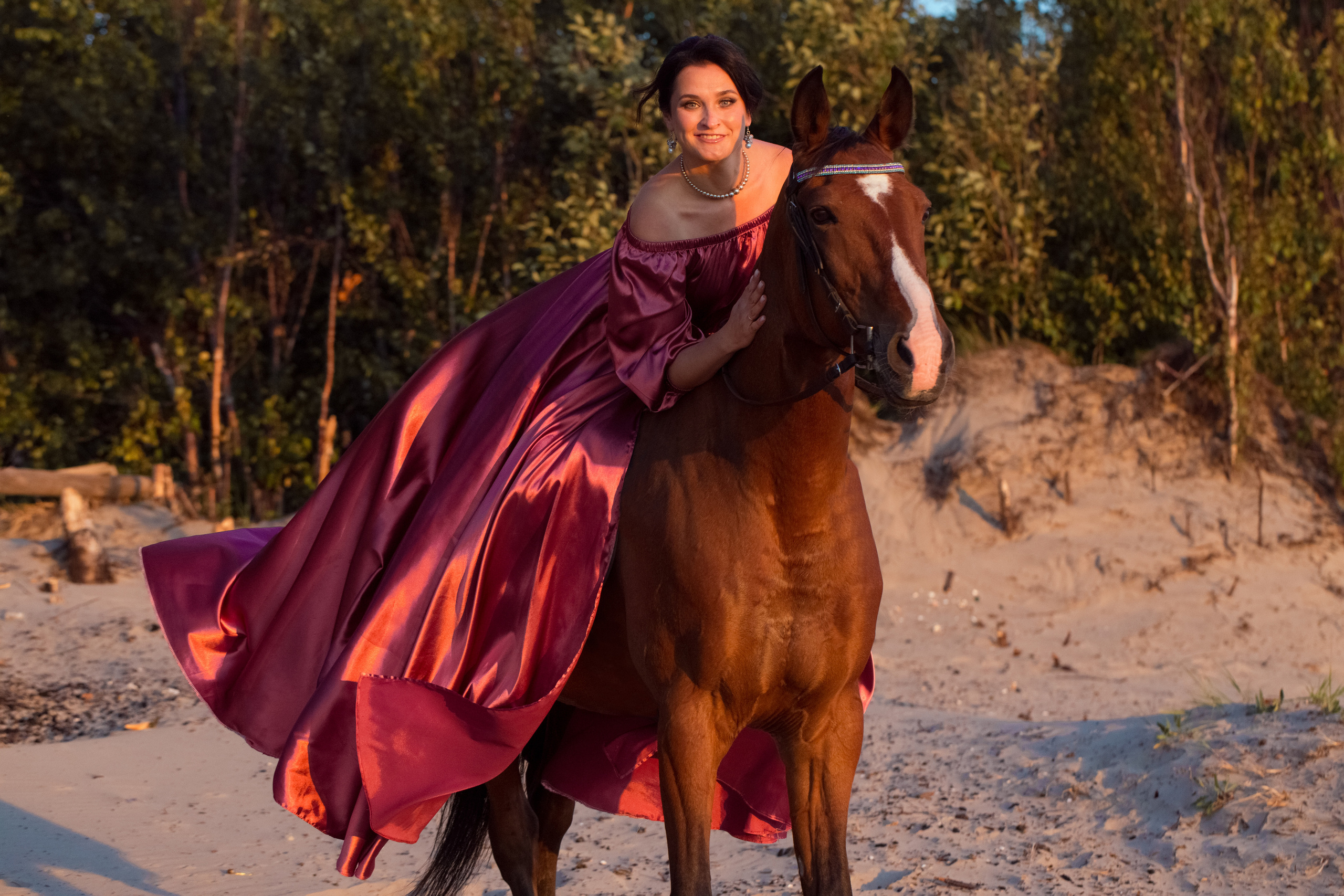 Девушка на лошади в платье на море