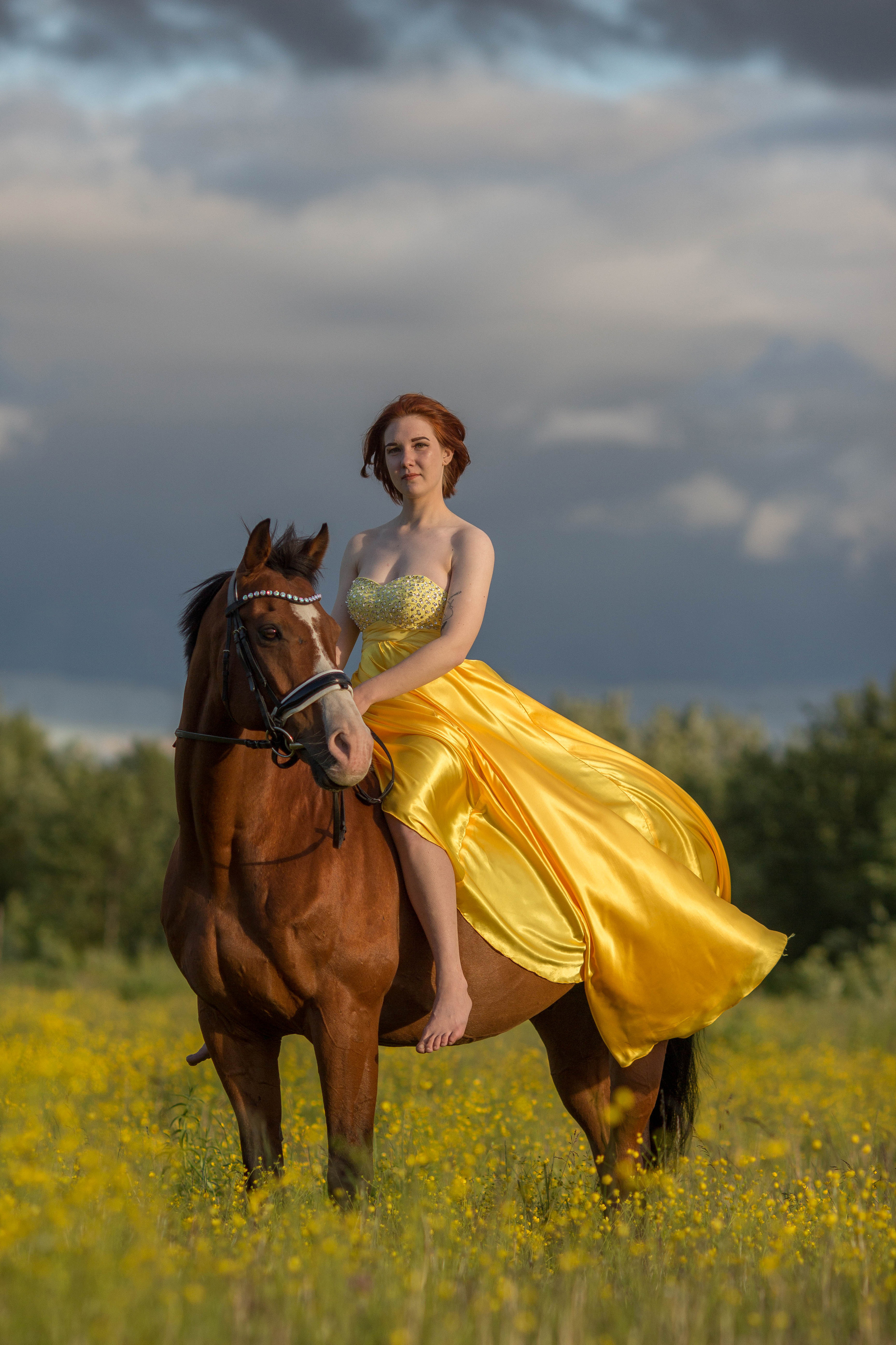 Фото с лошадью в желтом платье