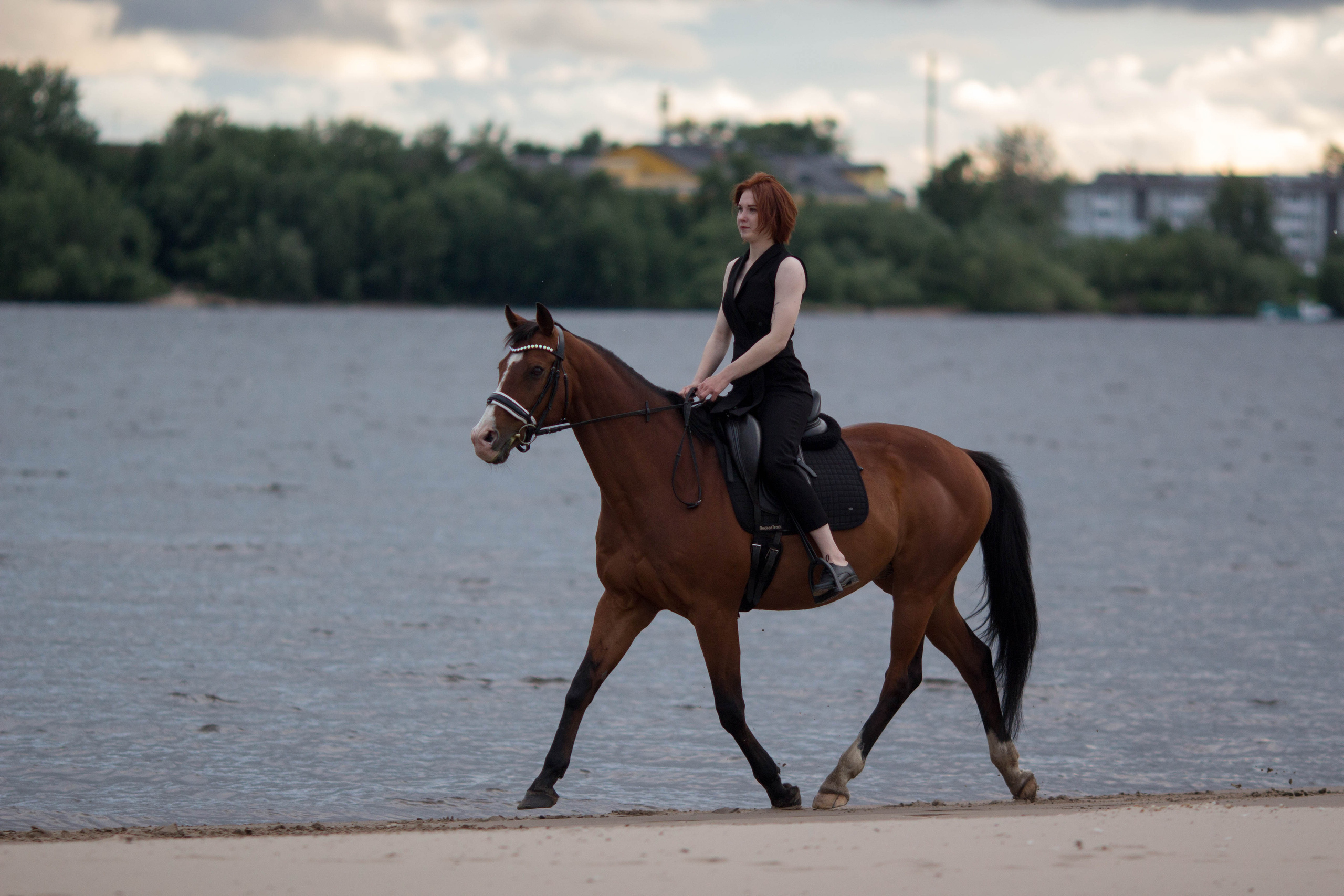 Фото с лошадью в желтом платье