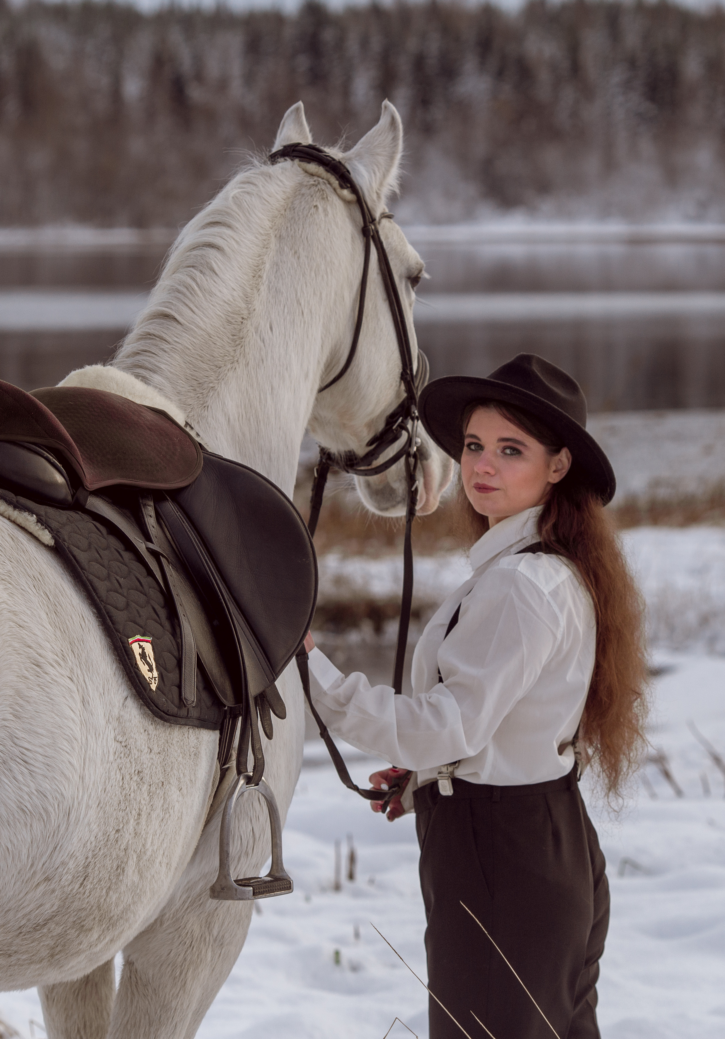 Фотосессия с лошадью на фоне зимнего озера