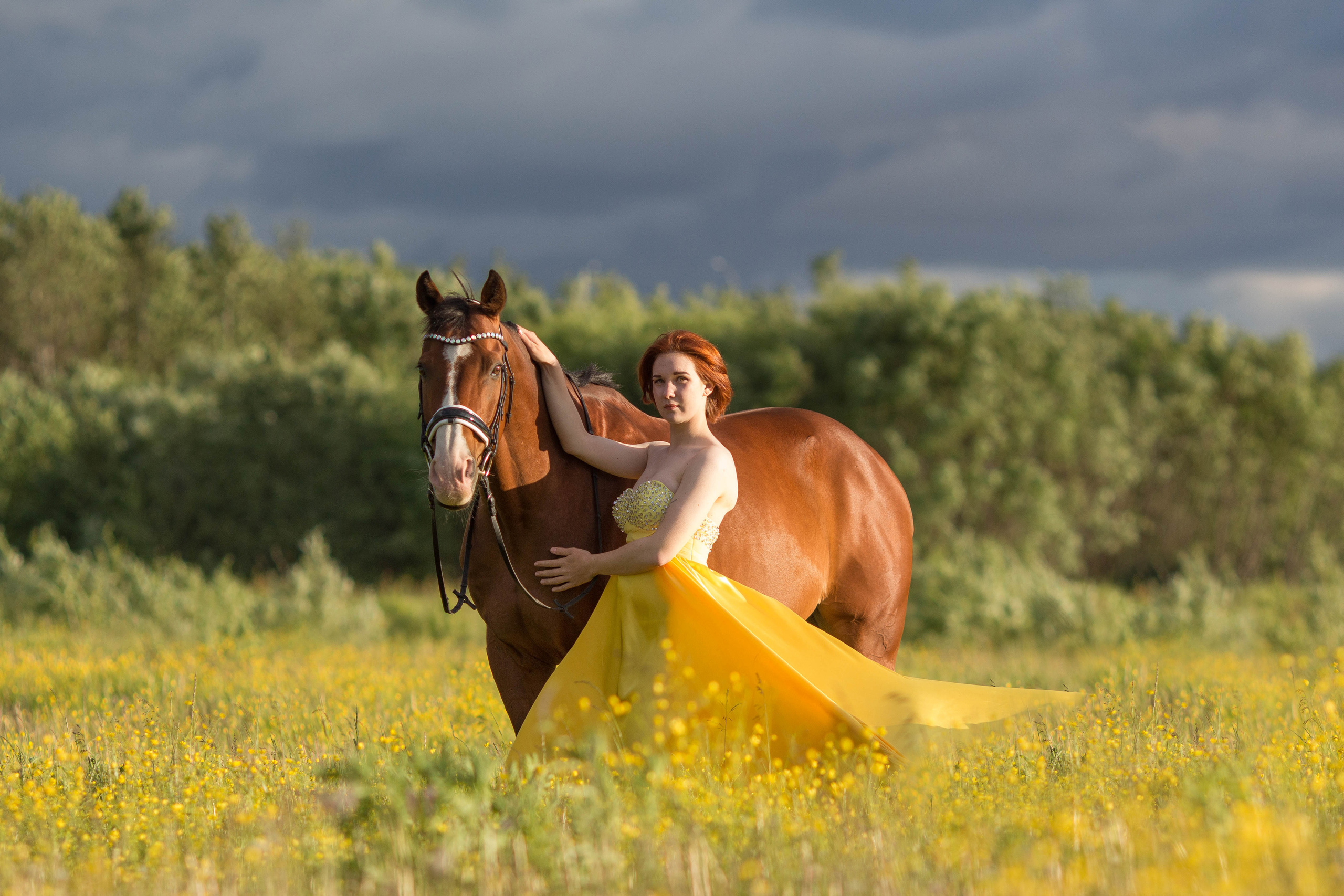 Фото с лошадью в желтом платье