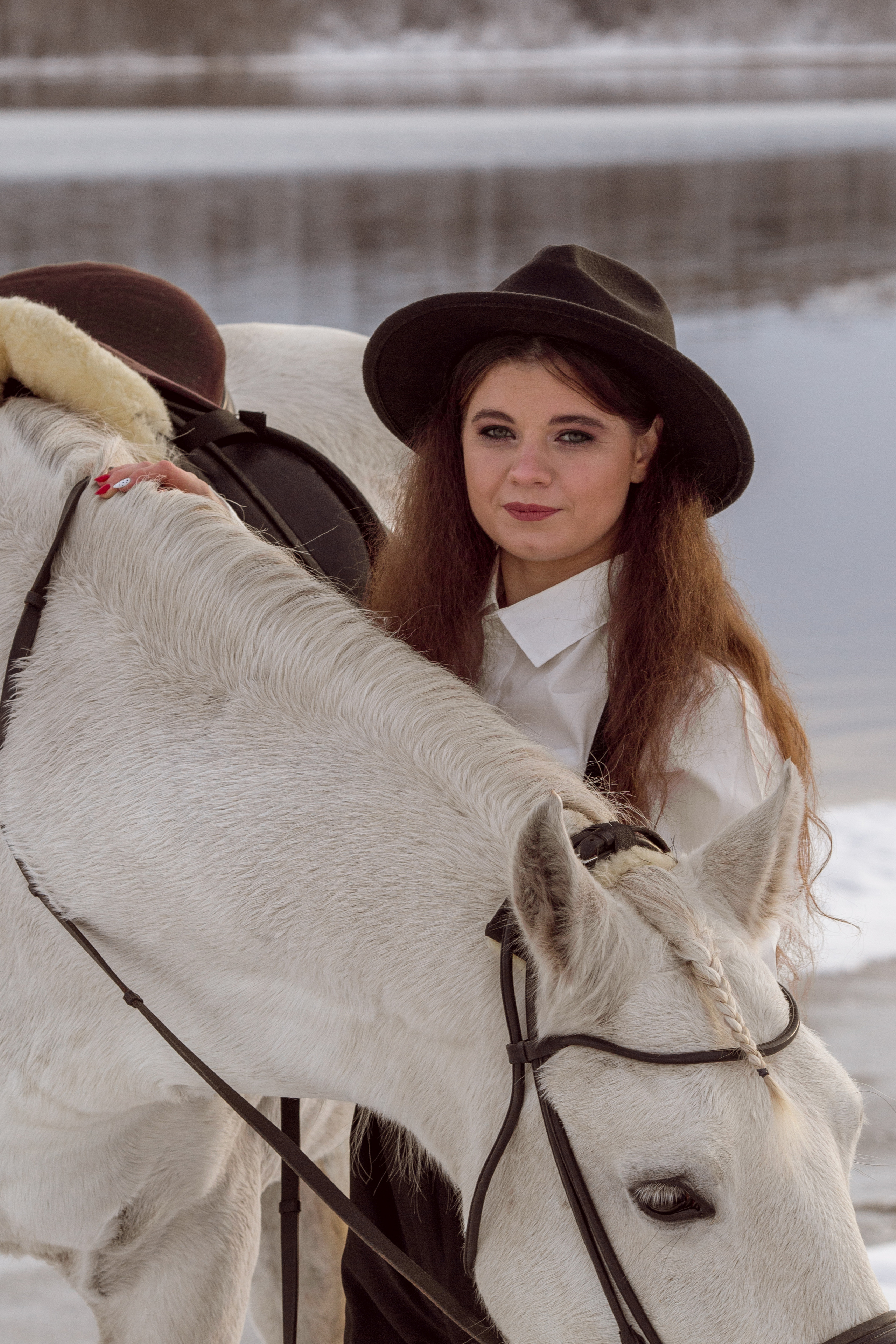 Фотосессия с лошадью на фоне зимнего озера