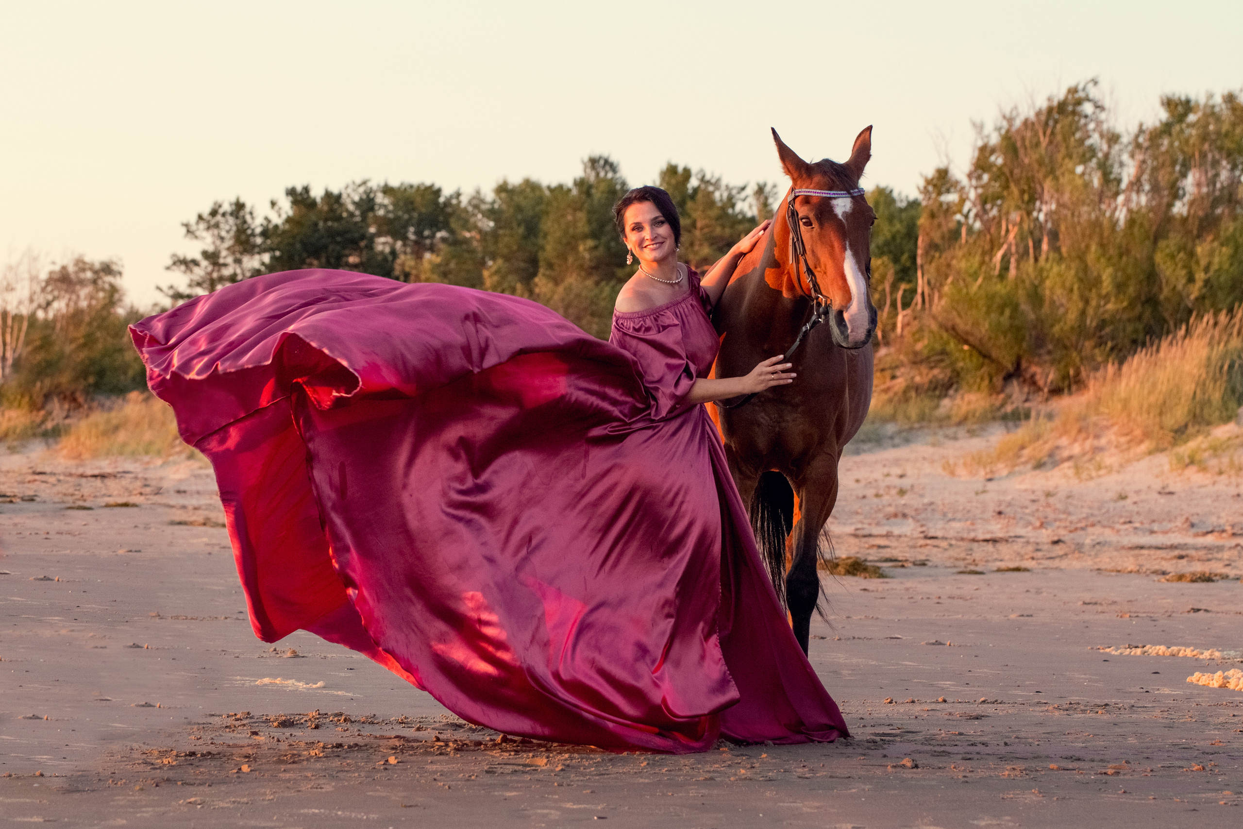 Девушка на лошади в платье на море