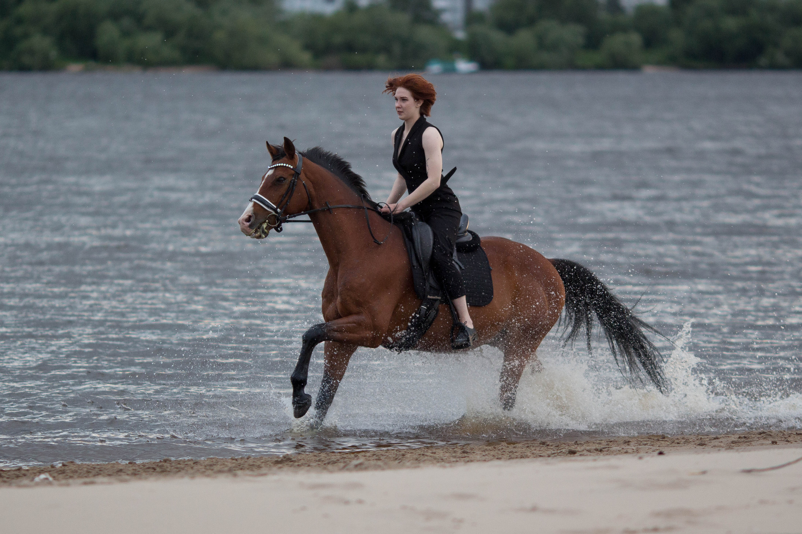 Фото с лошадью в желтом платье