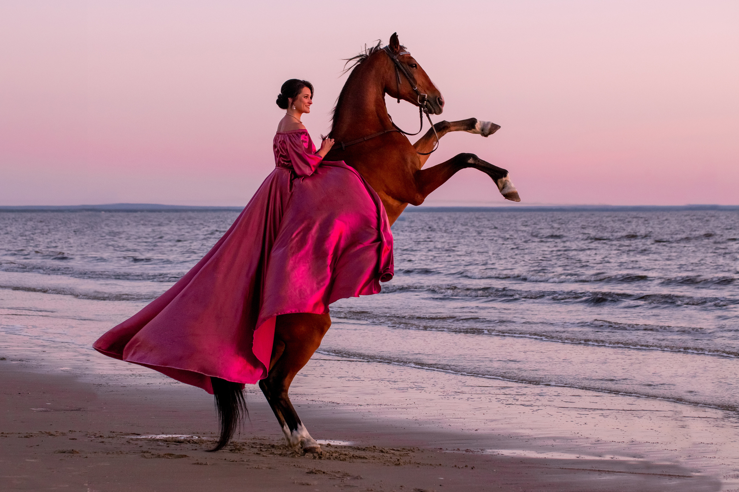 Девушка на лошади в платье на море