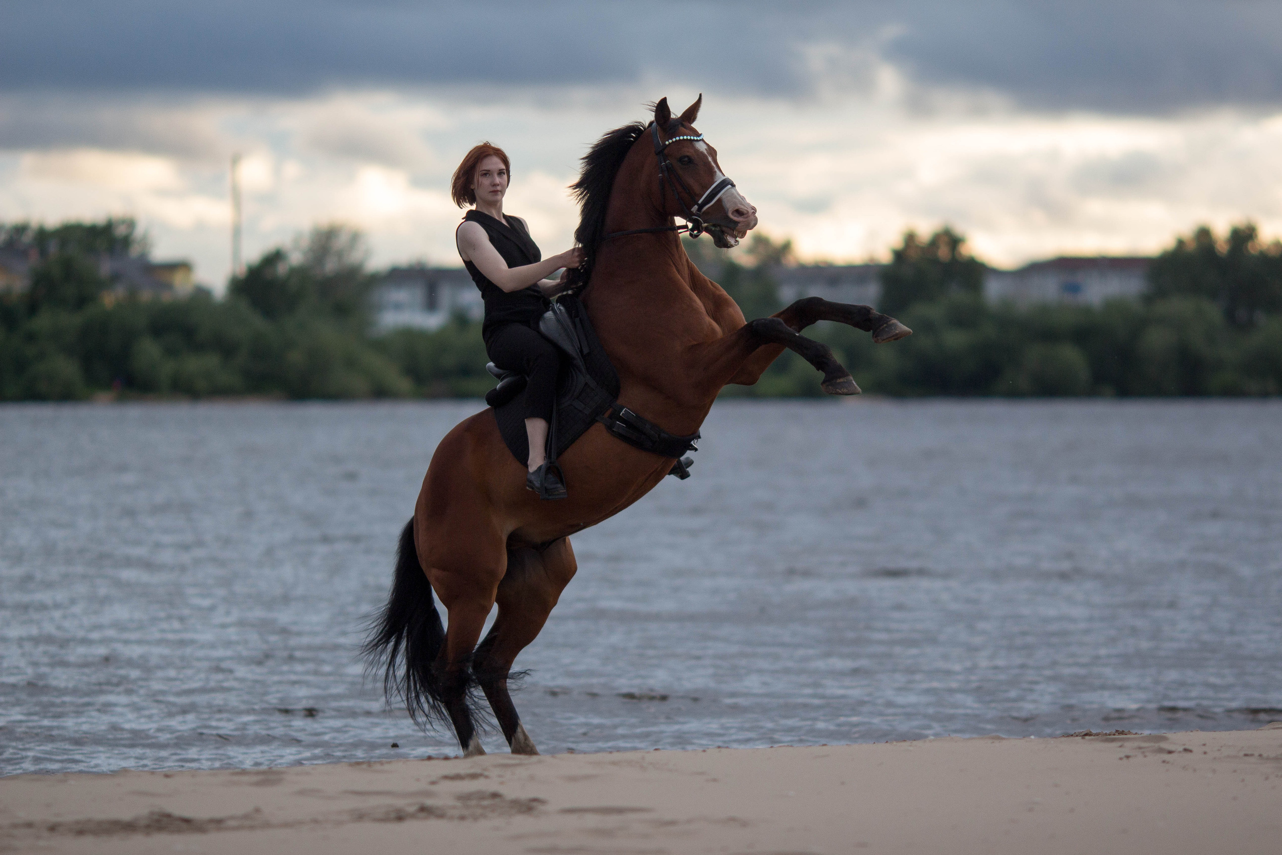 Фото с лошадью в желтом платье