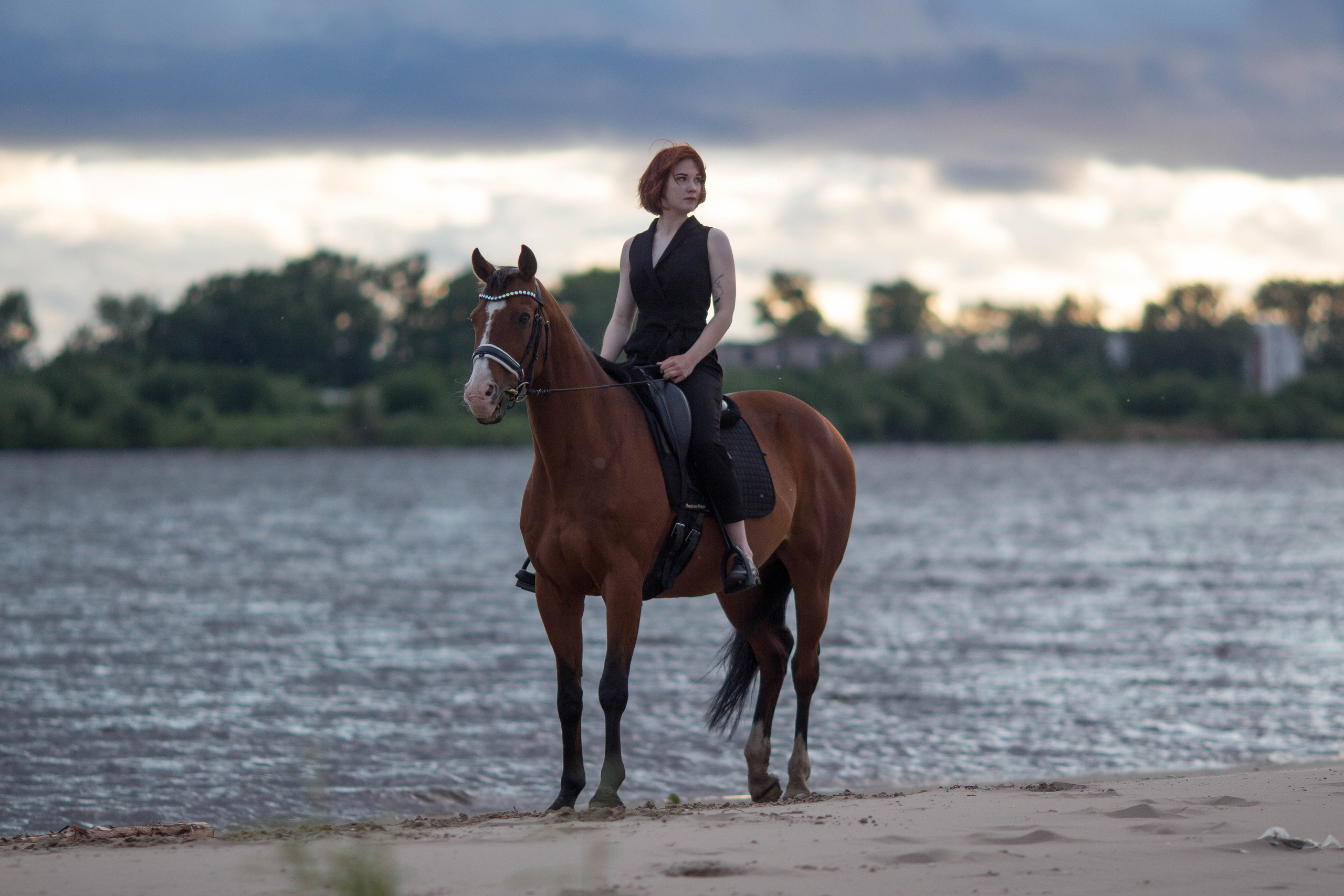 Фото с лошадью в желтом платье