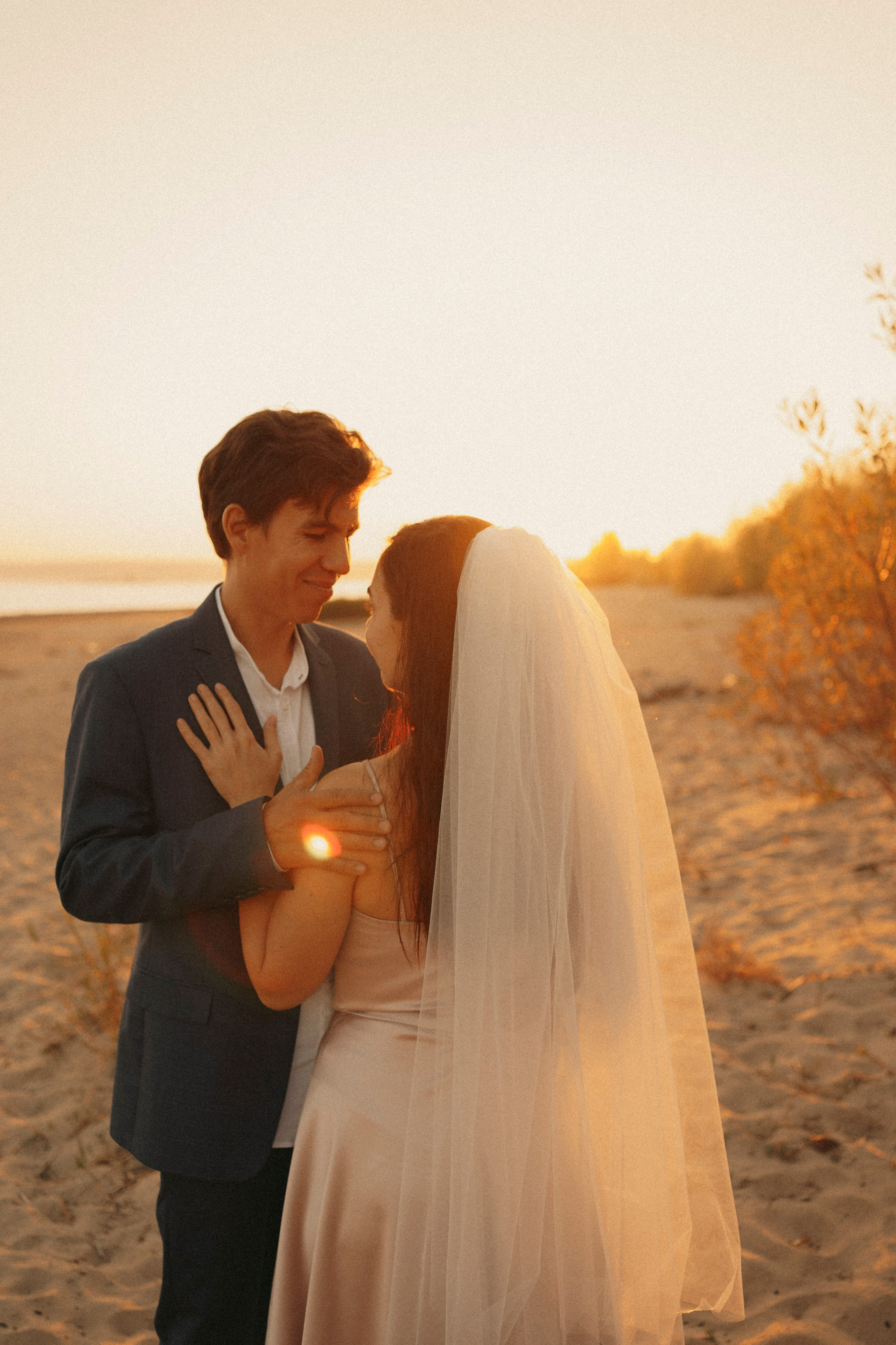 Love Story в свадебных нарядах на берегу реки. Портретный фотограф в Казани, Красной Поляне и Сочи Анна Кузнецова