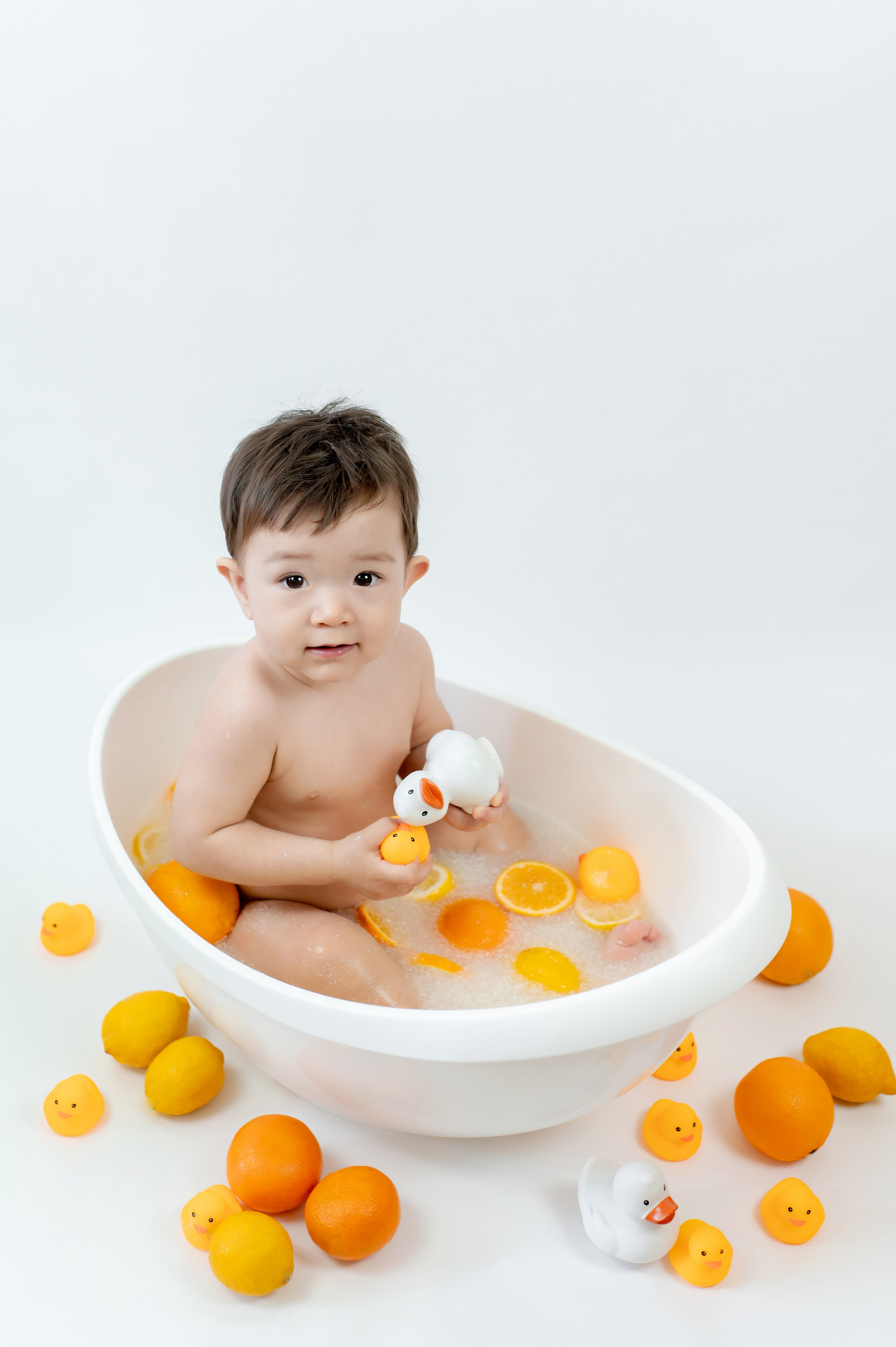 Купание в ванночке. Детский и семейный фотограф Эльмира Веселова. Детская фотостудия Мира. Фотосессия на годик