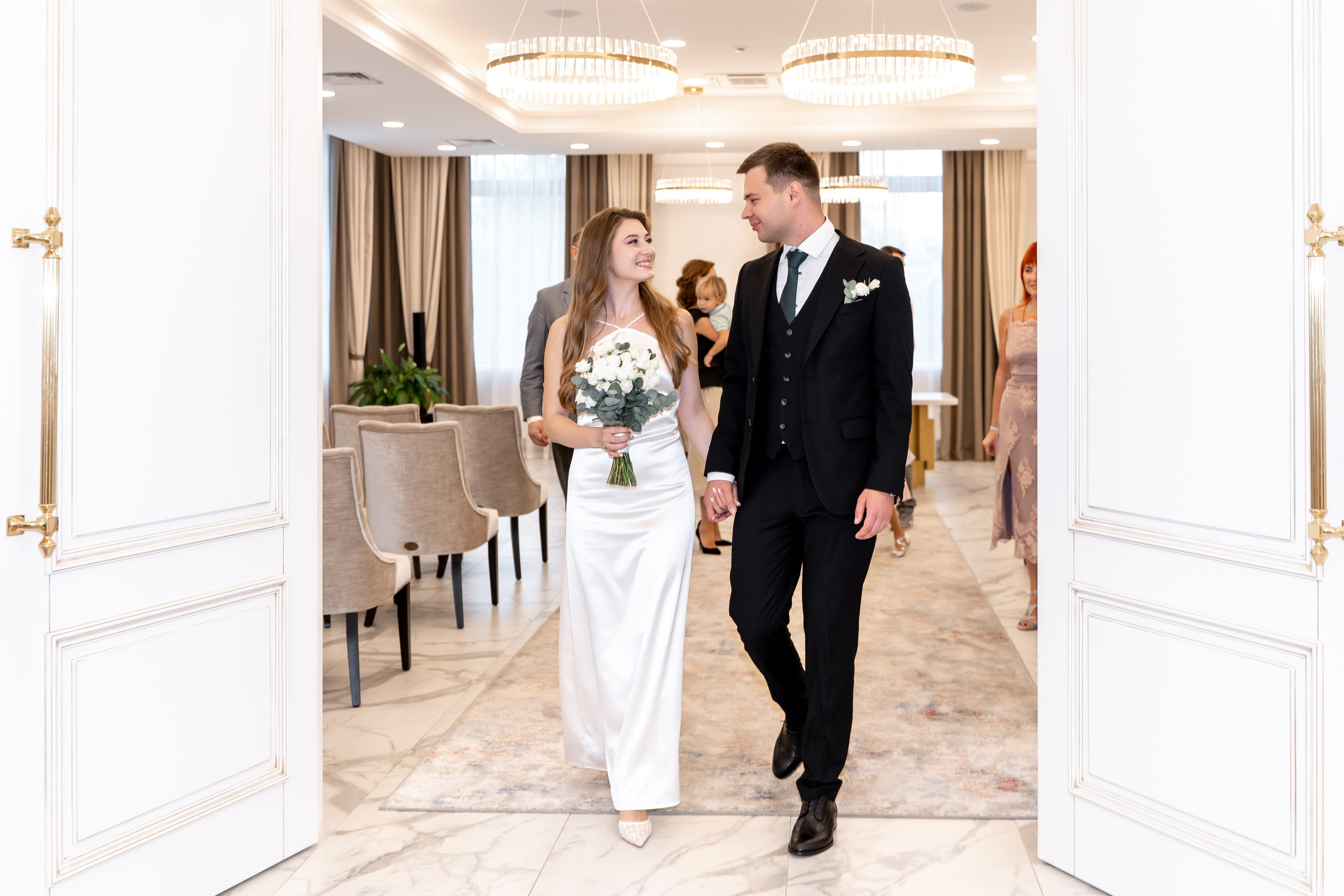 Свадебный фотограф в Москве. Свадебный фотограф Видное, Бутово, Домодедово, Щербинка, Царицыно. Роспись во дворце бракосочетания Южное Бутово. Регистрация брака в Москве и Московской области. Фотограф на свадьбу. Свадебная фотосессия в центре Москвы. Фотосессия свадебного банкета  в ресторане. Выездная регистрация брака. Фотосессия молодоженов. Свадебная прогулка. Жених и невеста в день свадьбы. Wedding in Moscow. Свадебная фотосессия  в Барвихе. Стильная свадебная фотография. Сборы жениха и невесты в день свадьбы. 