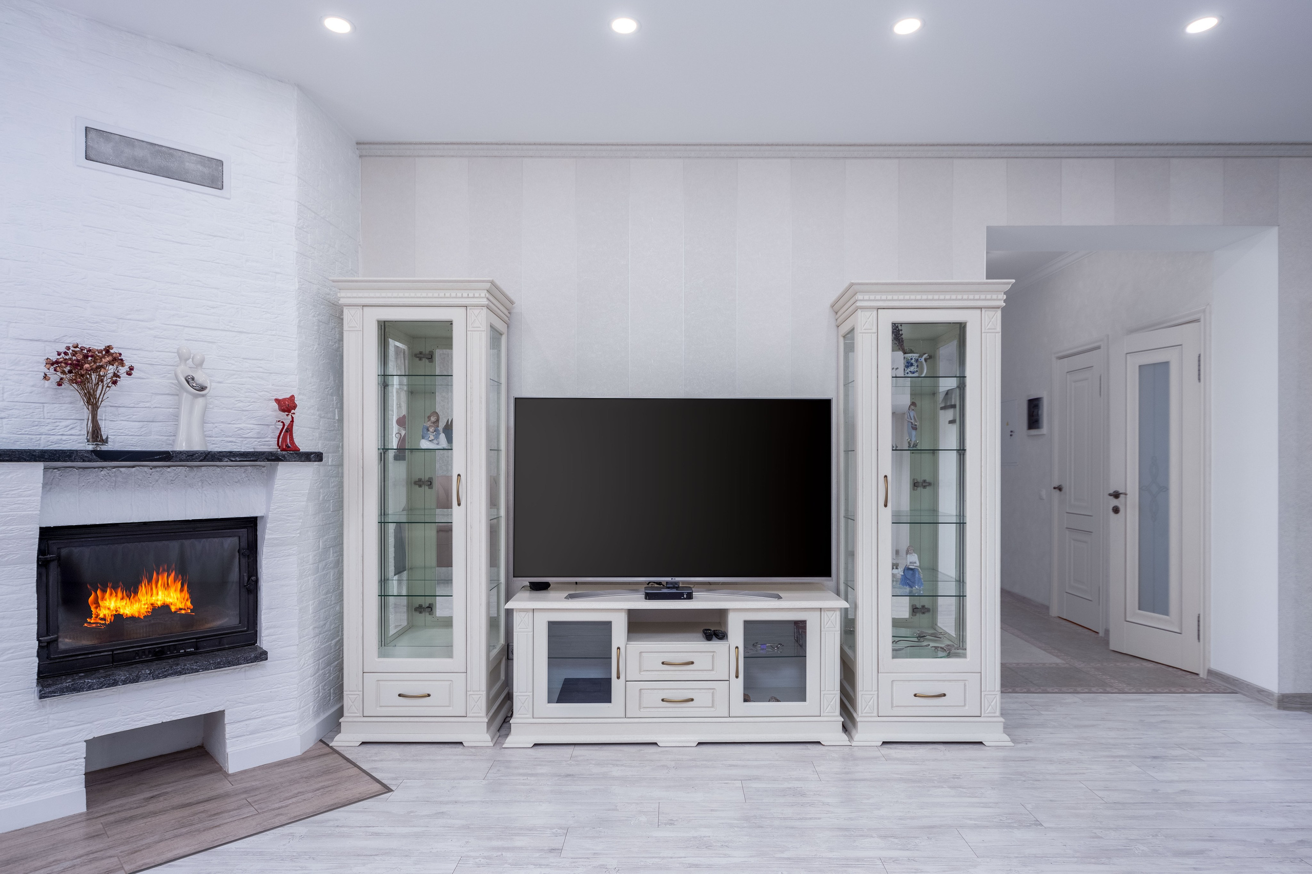 ТВ-зона и камин в гостиной в коттедже в Хатежино