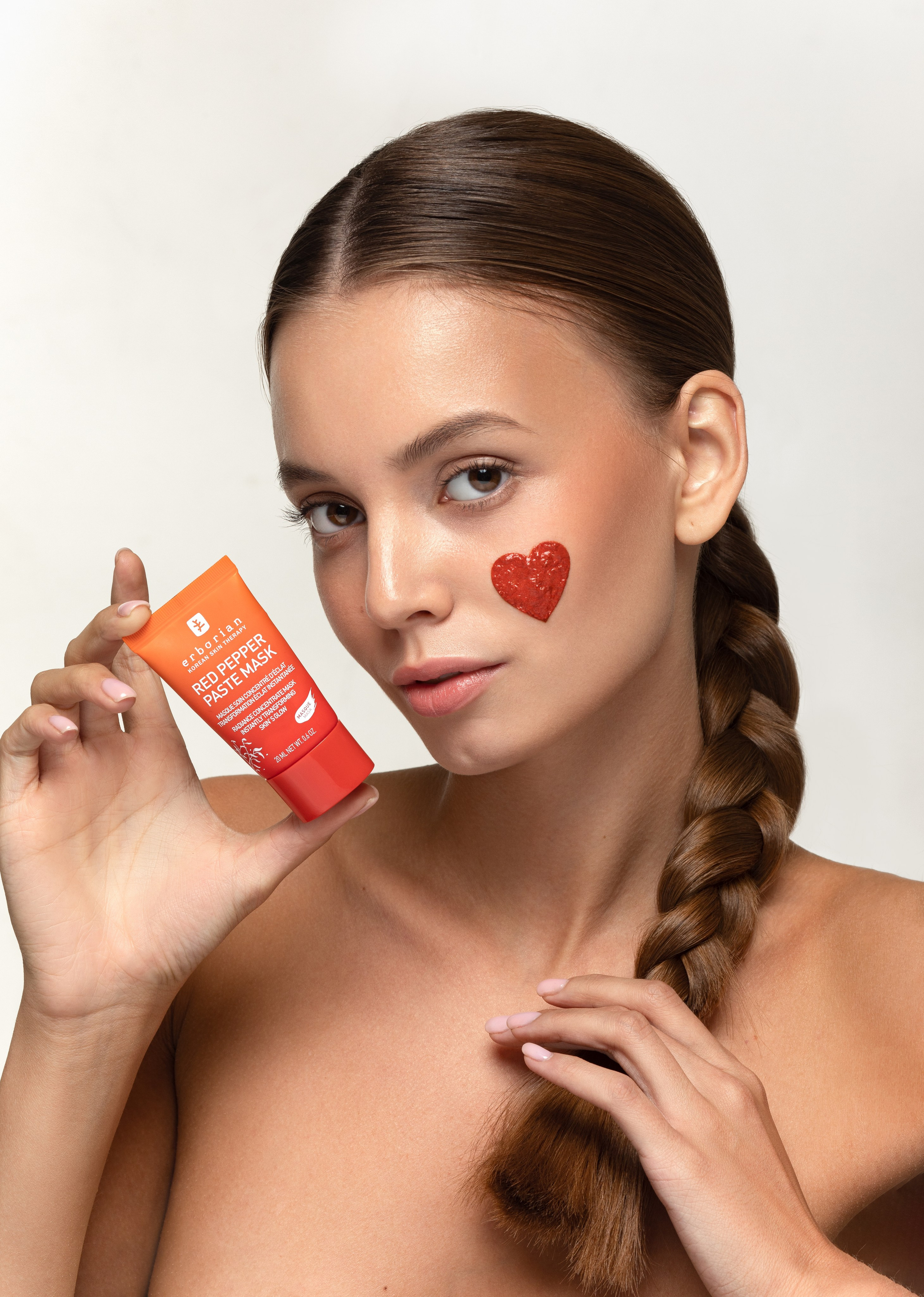 Изображение продукта с моделью в кадре (тело, руки, лицо, волосы и тд). Рекламный фотограф Ксения Вершинина | Москва