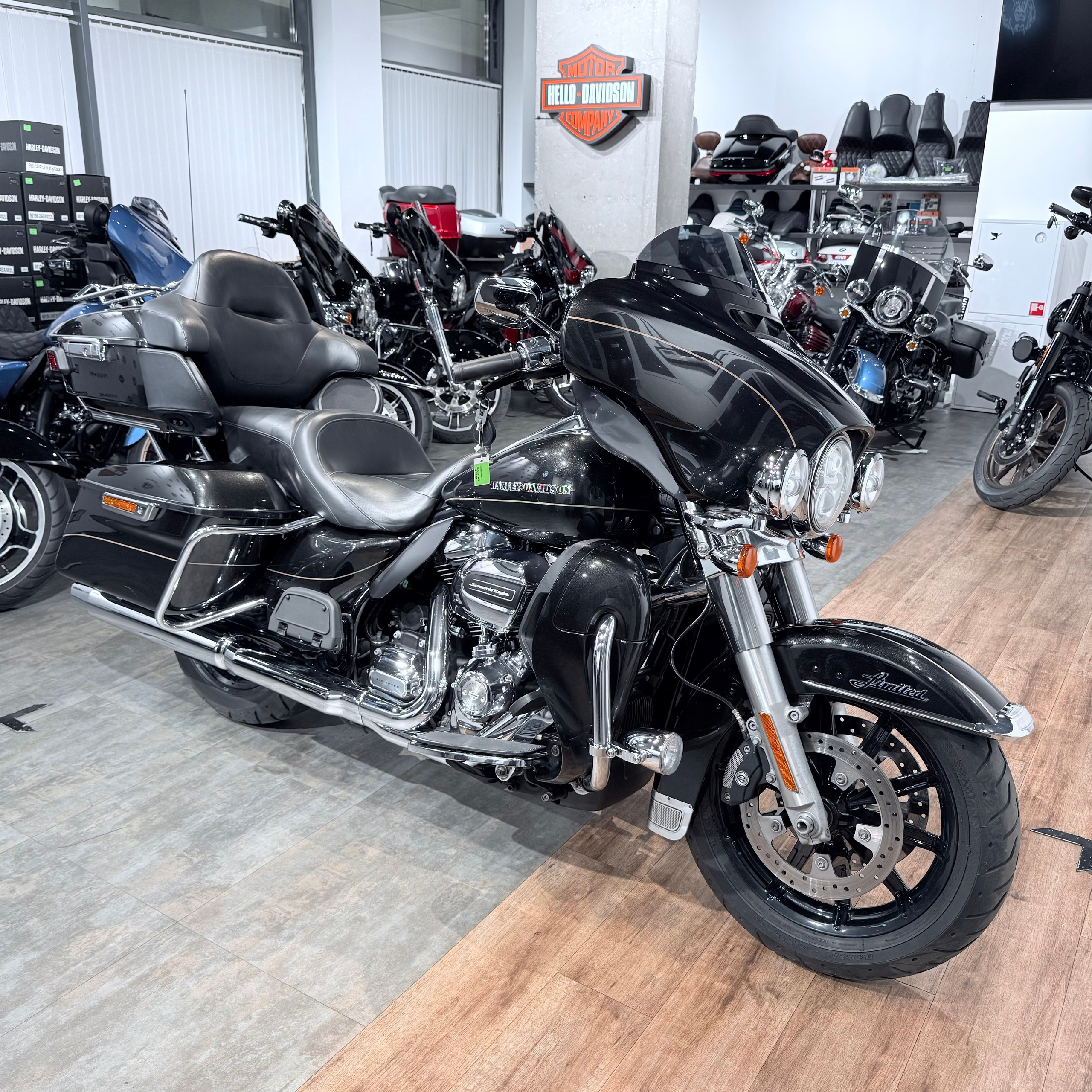 Купить Harley-Davidson 2017 Electra Glide Limited (Black Tempest) (Touring) — подробнее на сайте. Hello Davidson, Москва. Только хорошие мотоциклы…