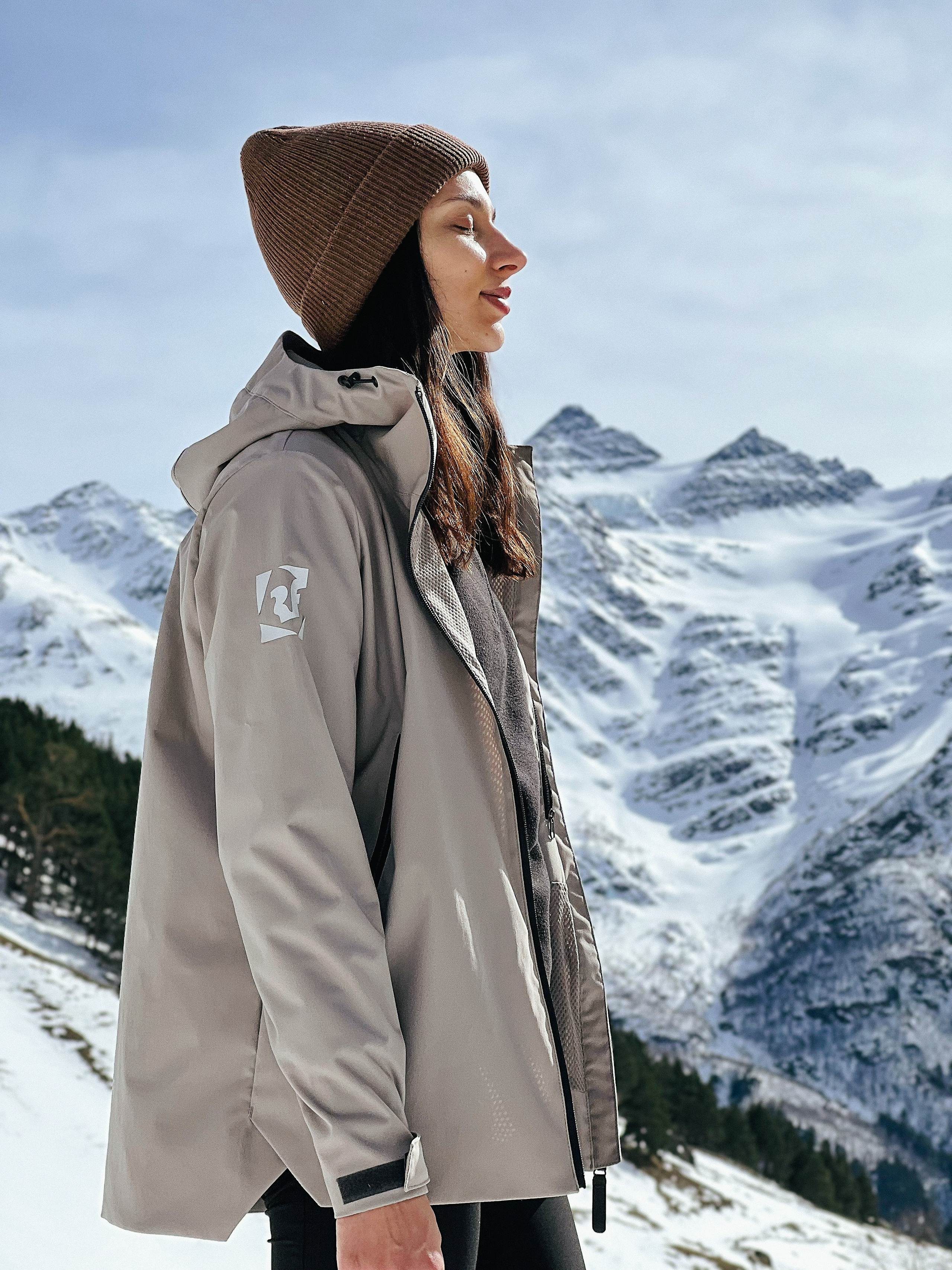 Портрет девушки в горах Приэльбрусья на фоне снежных склонов и хребтов