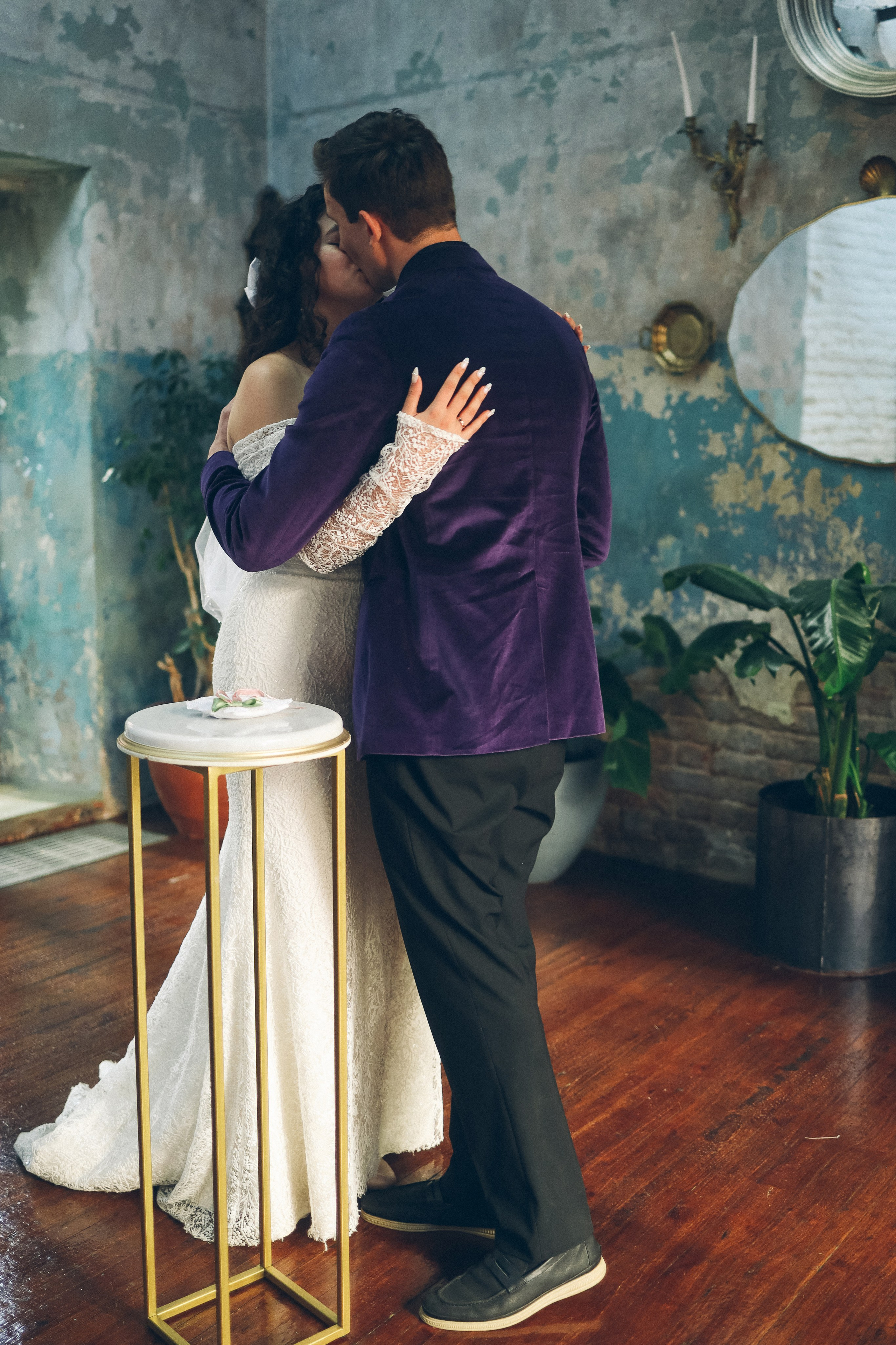 Илья и Науэль, прогулка и роспись в пространстве Yauza. Свадебный и портретный фотограф в Москве Кристина Золотова