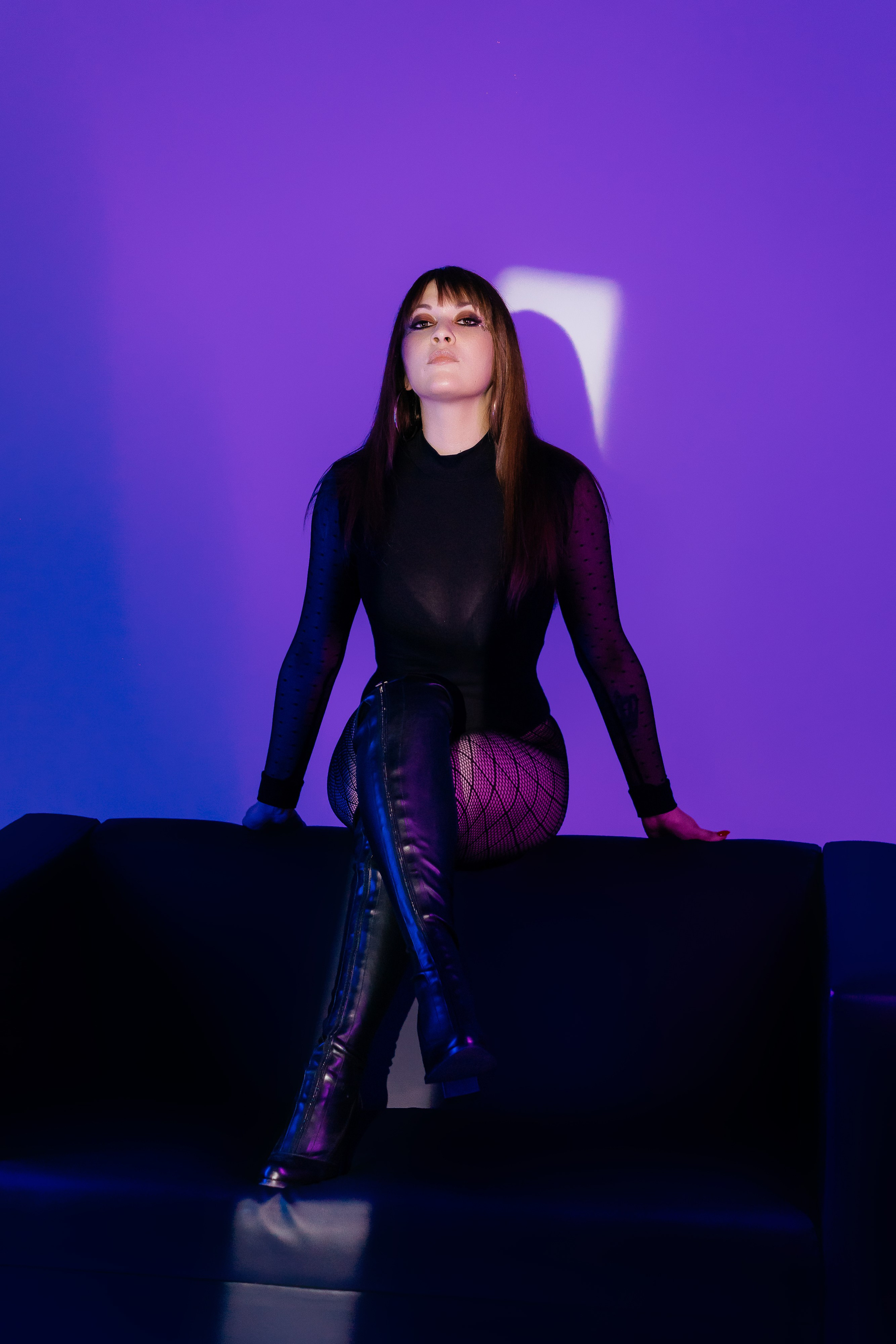 Фотосессия в неоновом свете в фотостудии. Фотограф и видеограф Смоленск | Студия Цезарь