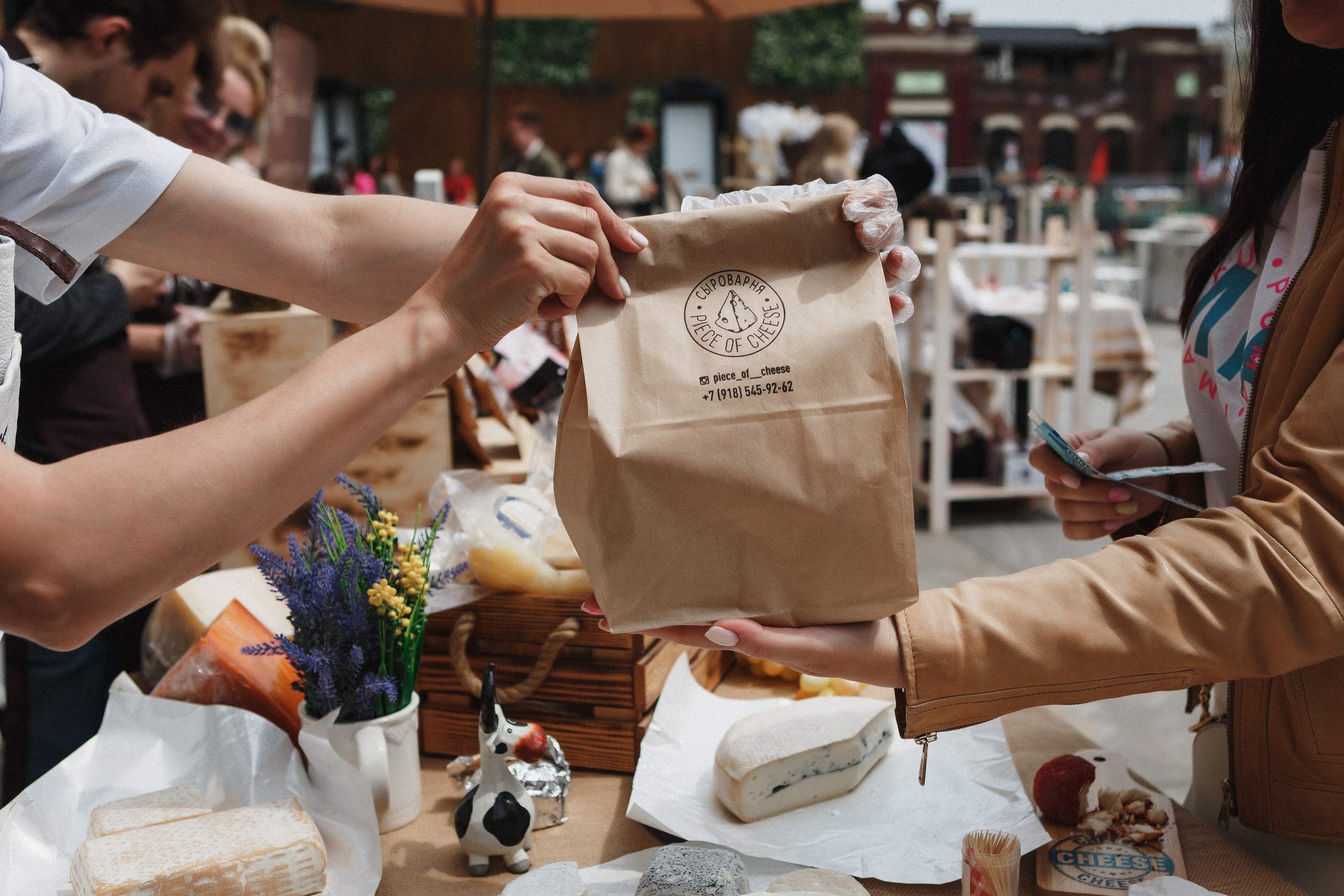 Моменты: Съёмка букета невесты в ТРЦ Большой, Ростов-на-Дону. Свадебный и семейный фотограф в Таганроге Бакарюк Антон