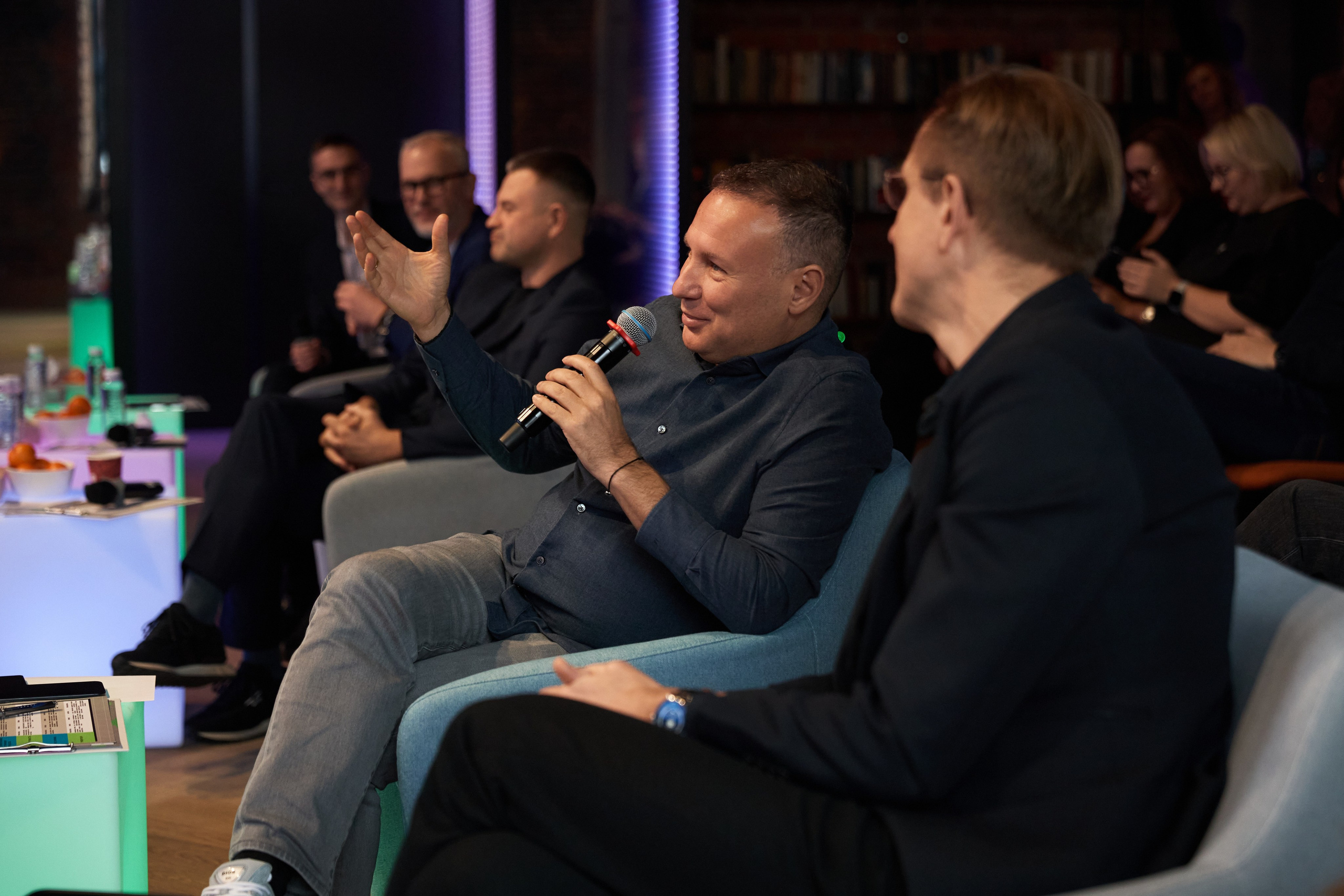 Репортажная фотосъемка в тёмном помещении с дополнительным светом. КонТайм: профессиональная съемка для организаций