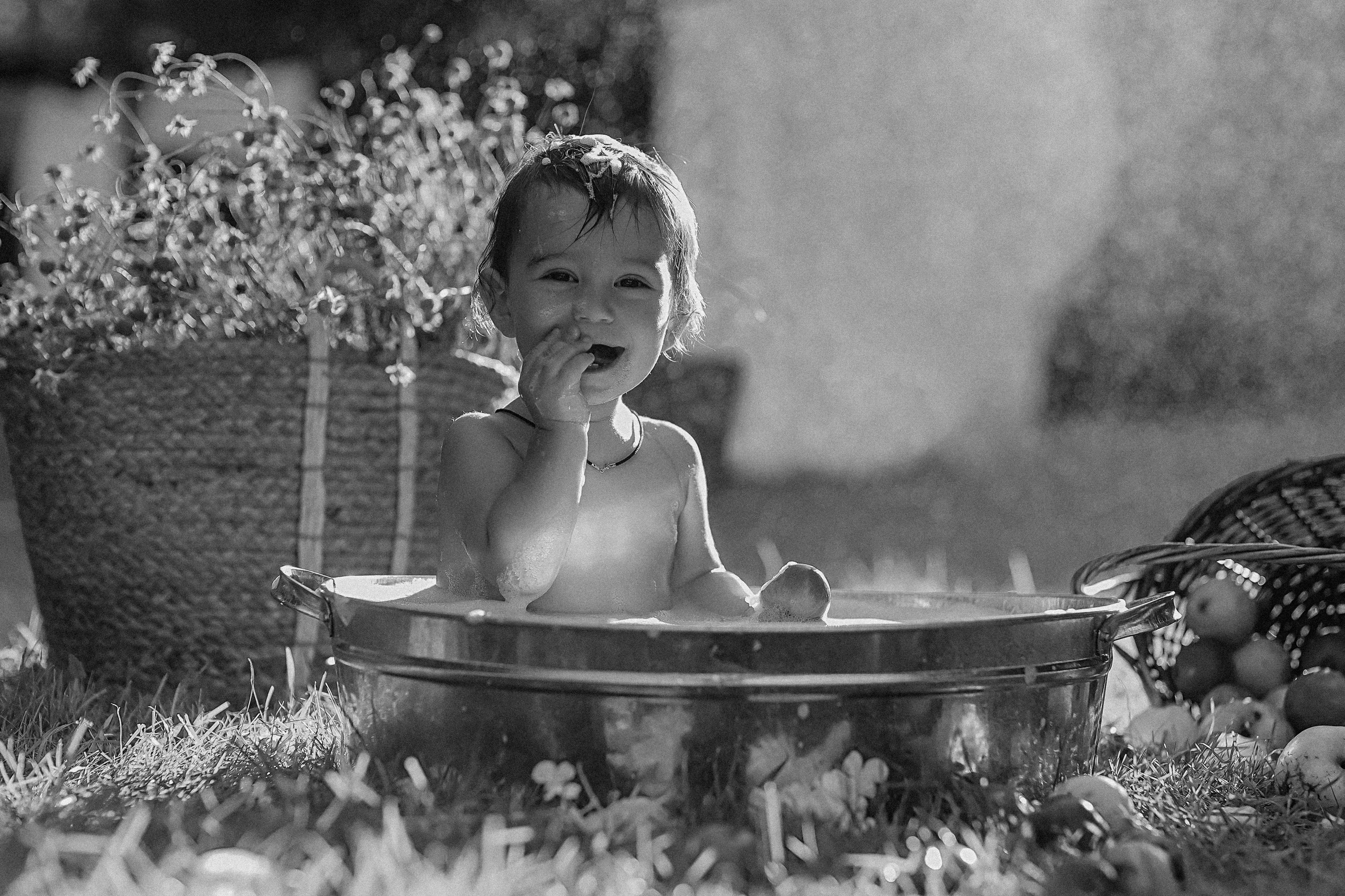 Стирка у дома. Семейный фотограф Тюмень, фотограф на роды Салмина Мария