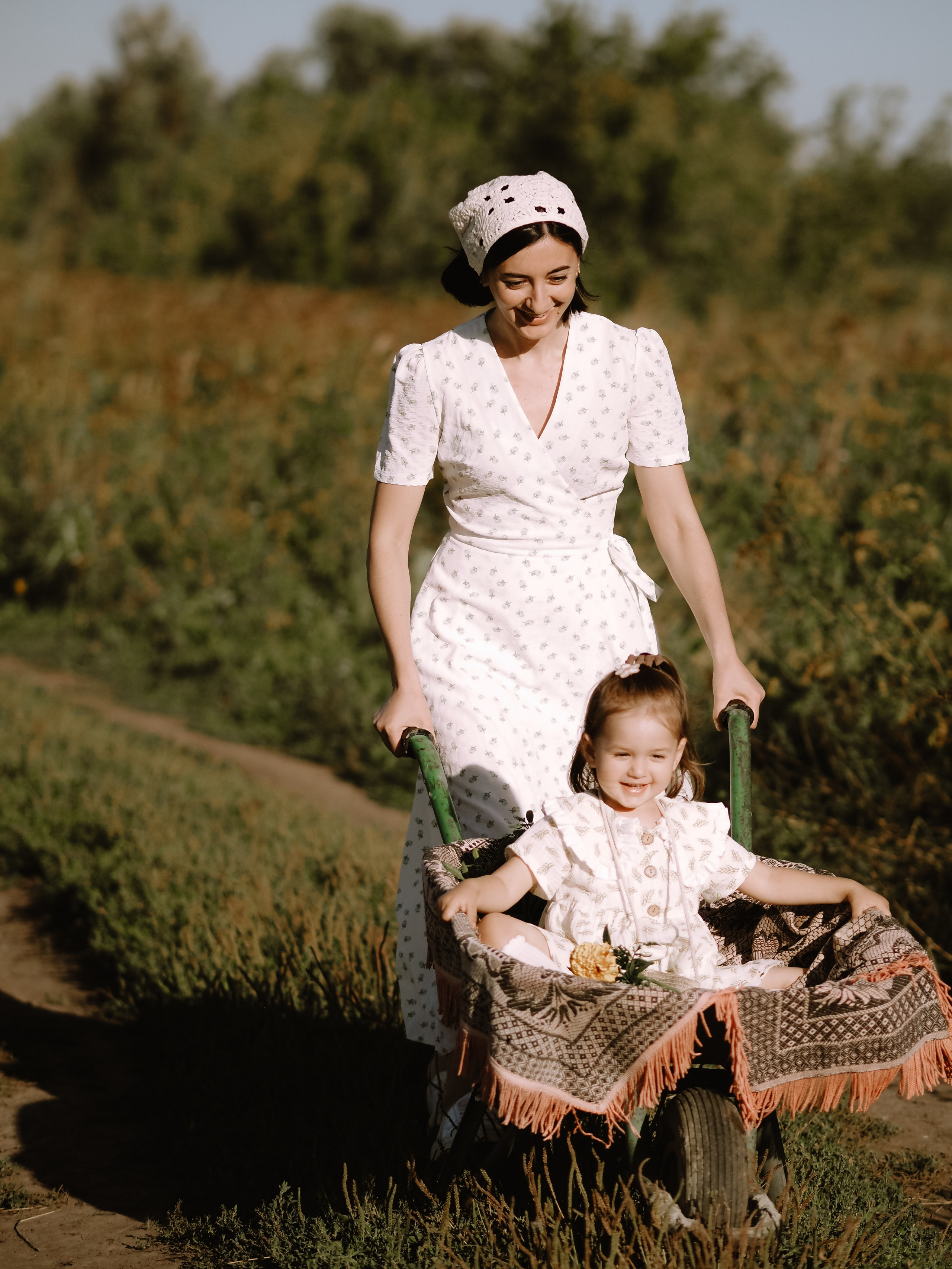 Гоняться по полю на тачке с мамой и папой. Обижаться. Смеяться. Фотограф Рязань. Семейный Свадебный фотограф