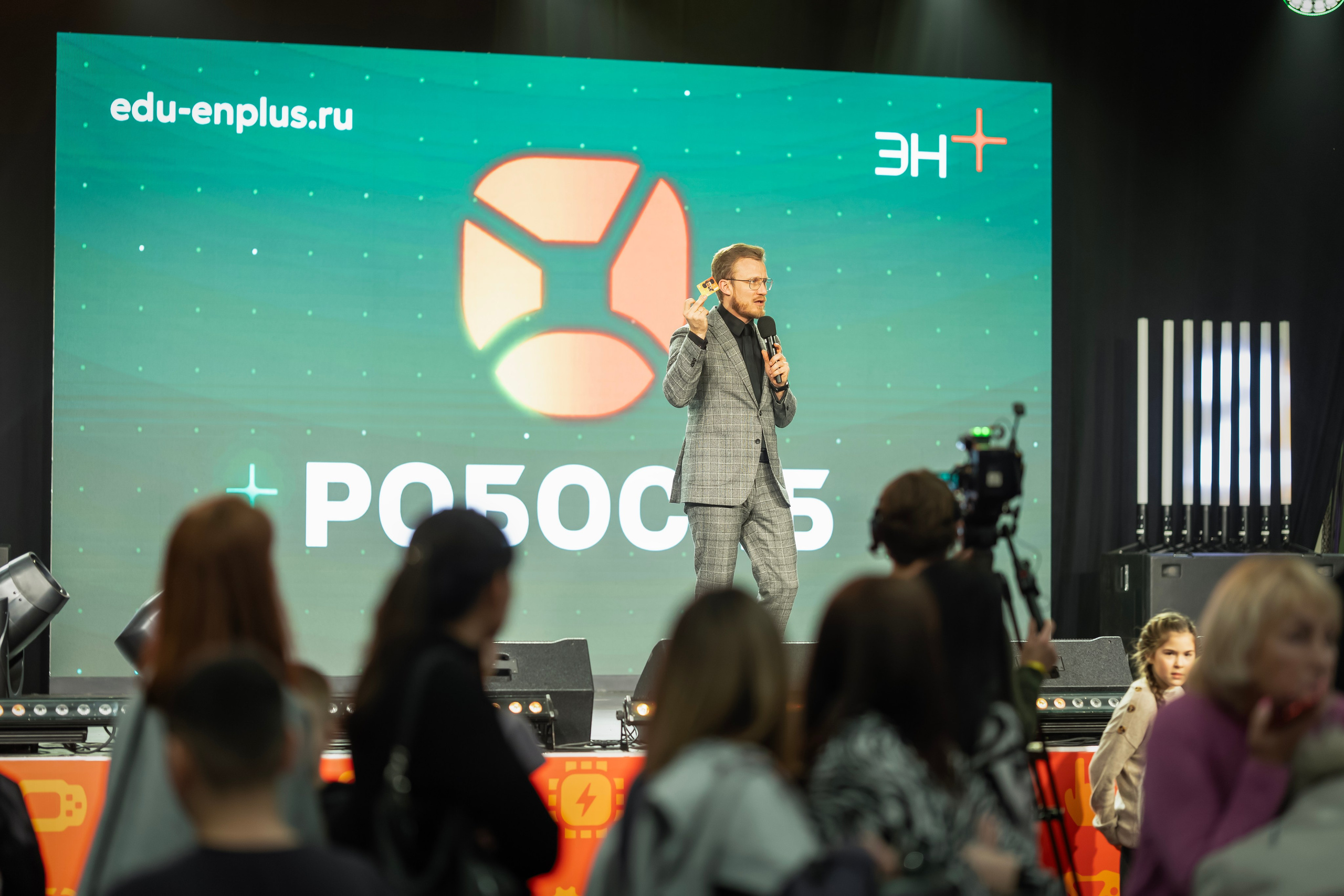 Робосиб в Сибэкспоцентре. Занимаюсь профессиональной фотографией и живу рядом с Байкалом. Работаю в разных жанрах