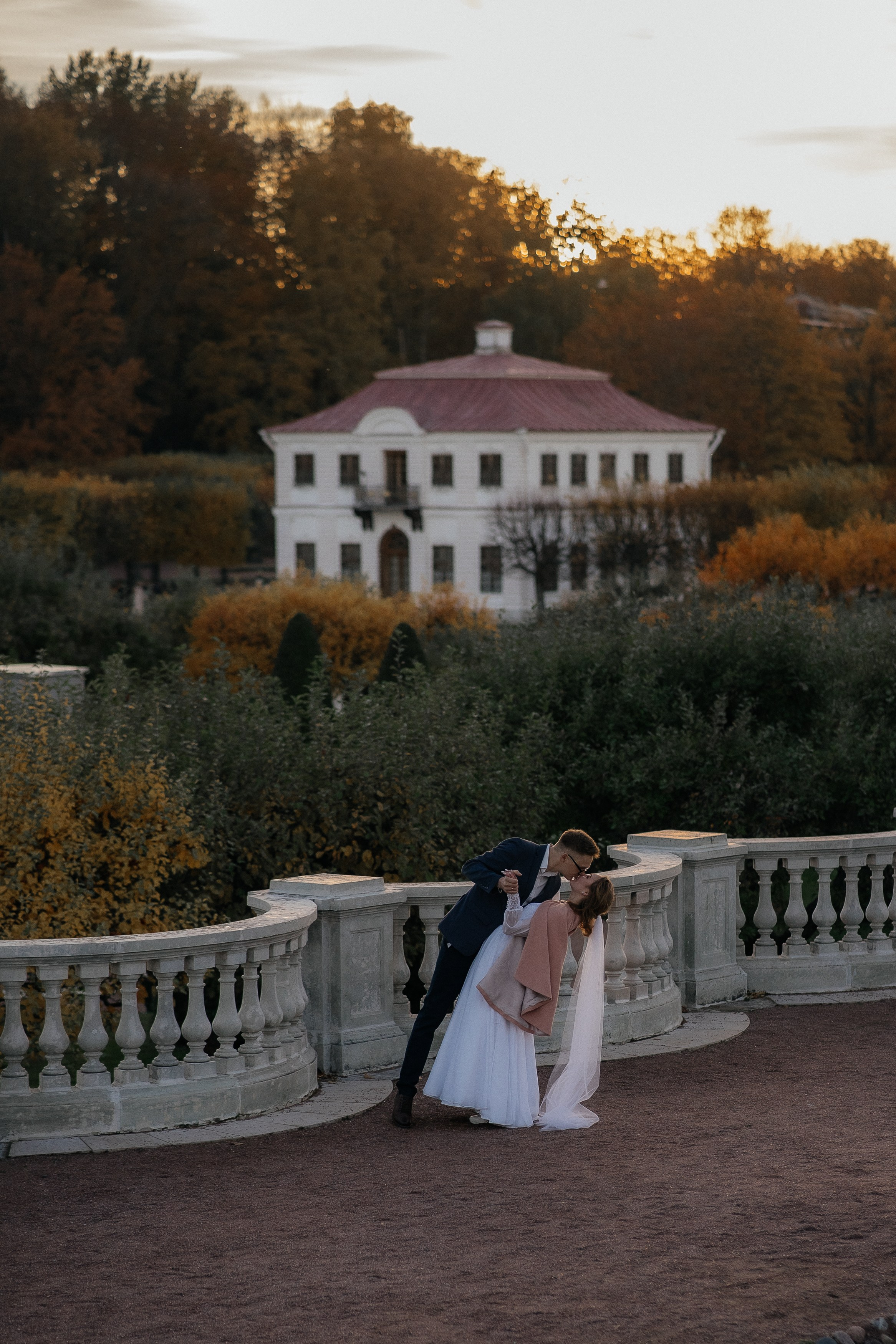 Свадебная фотосессия в ЗАГСе Петергофа. Свадебный фотограф Александр Невский в Санкт-Петербурге