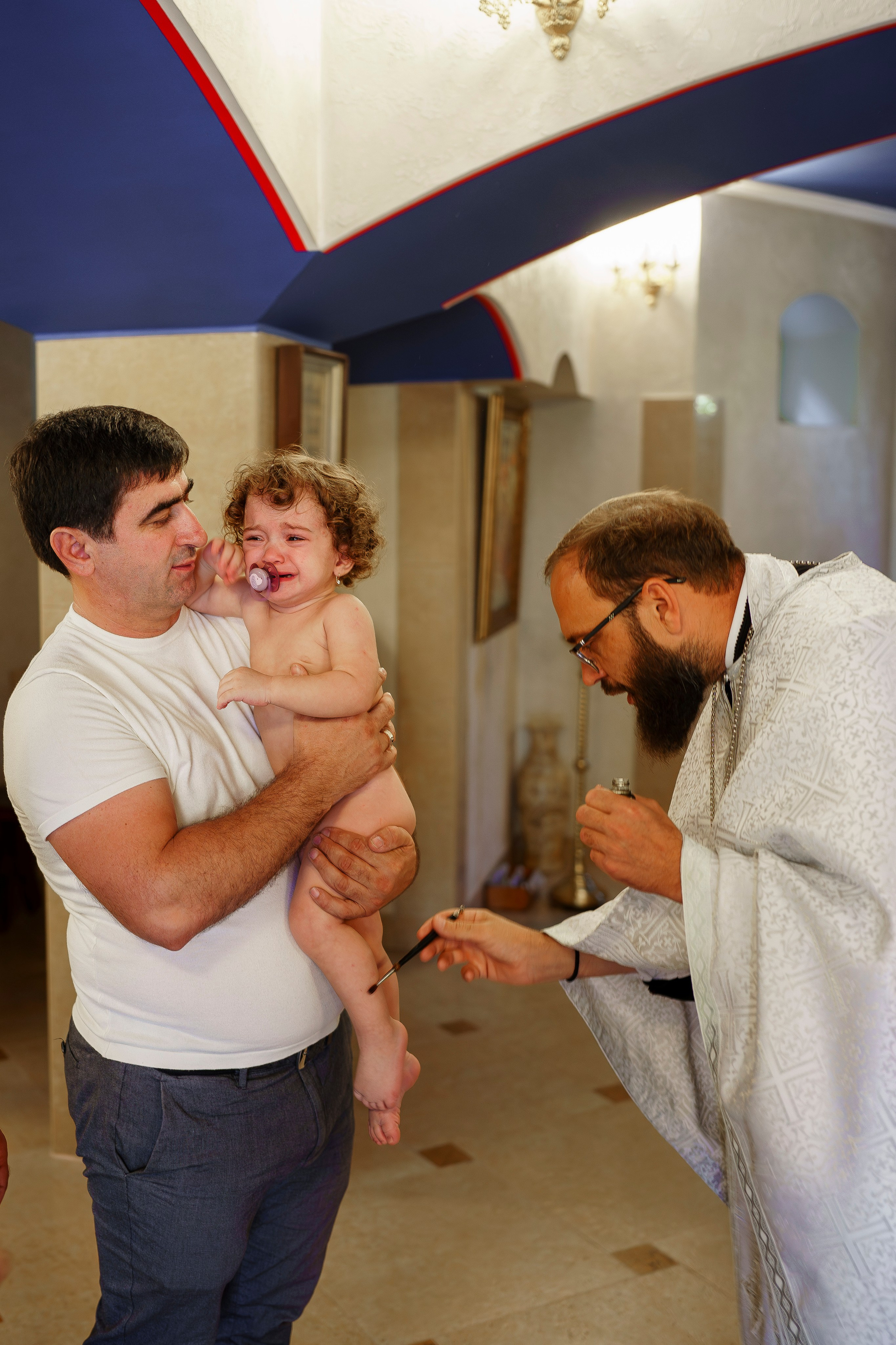 Обряд крещения детей в церкве или храме Адлера. Фотограф видеограф Геннадий Янбаев в Сочи, Краснодаре