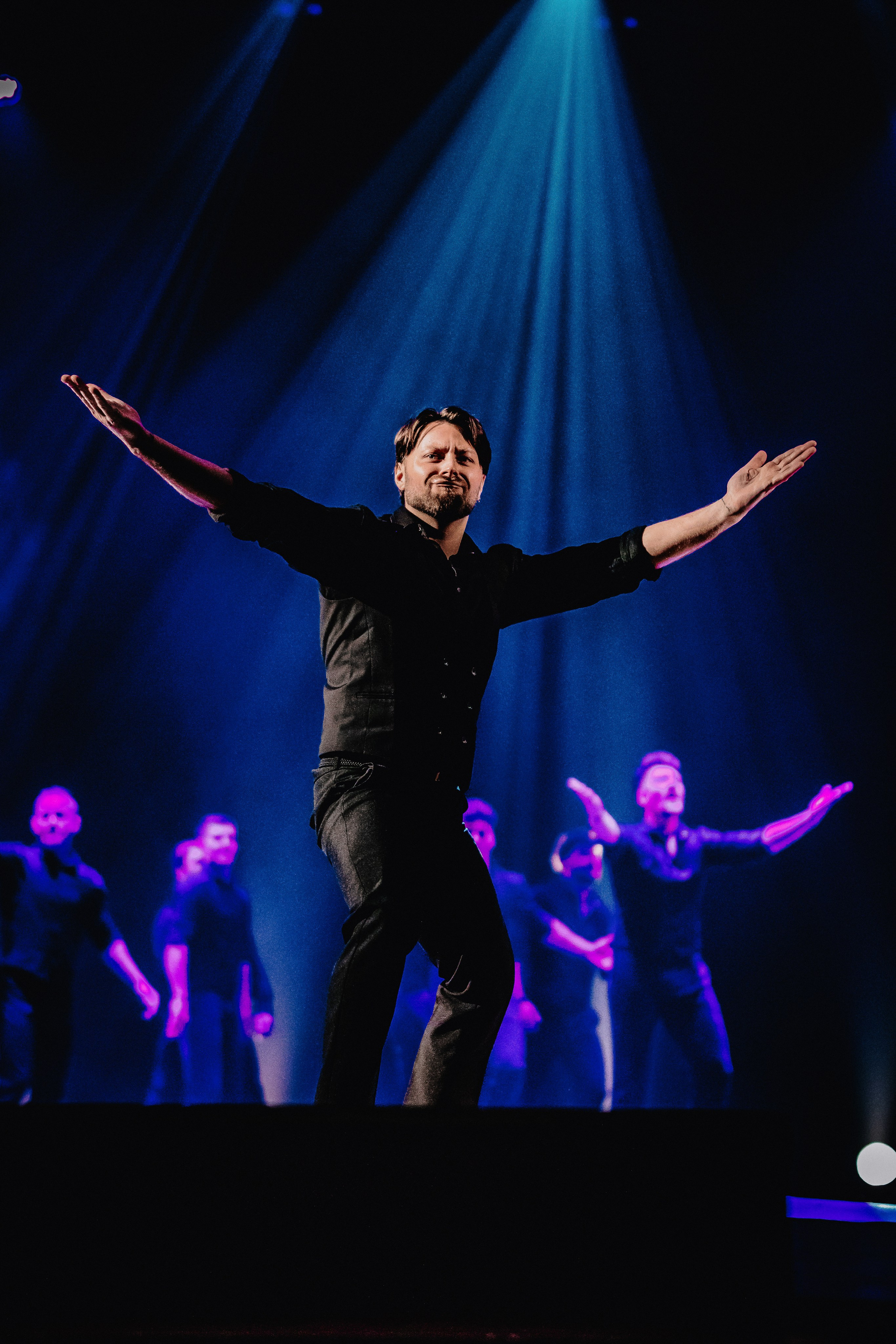 Шоу «Под дождём» 03 / 2025. ФОТОГРАФ ЕКАТЕРИНБУРГ